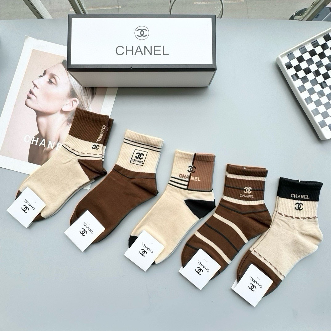 配包装【一盒五双】🌟Chanel 香奈儿 爆款卡中筒袜🌟高版本 ～好看到爆炸 欧美大牌中筒袜。🌟潮人必不能少的专柜代购品