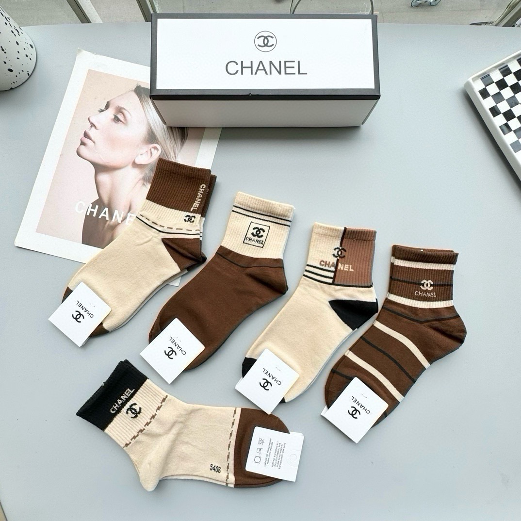 配包装【一盒五双】🌟Chanel 香奈儿 爆款卡中筒袜🌟高版本 ～好看到爆炸 欧美大牌中筒袜。🌟潮人必不能少的专柜代购品