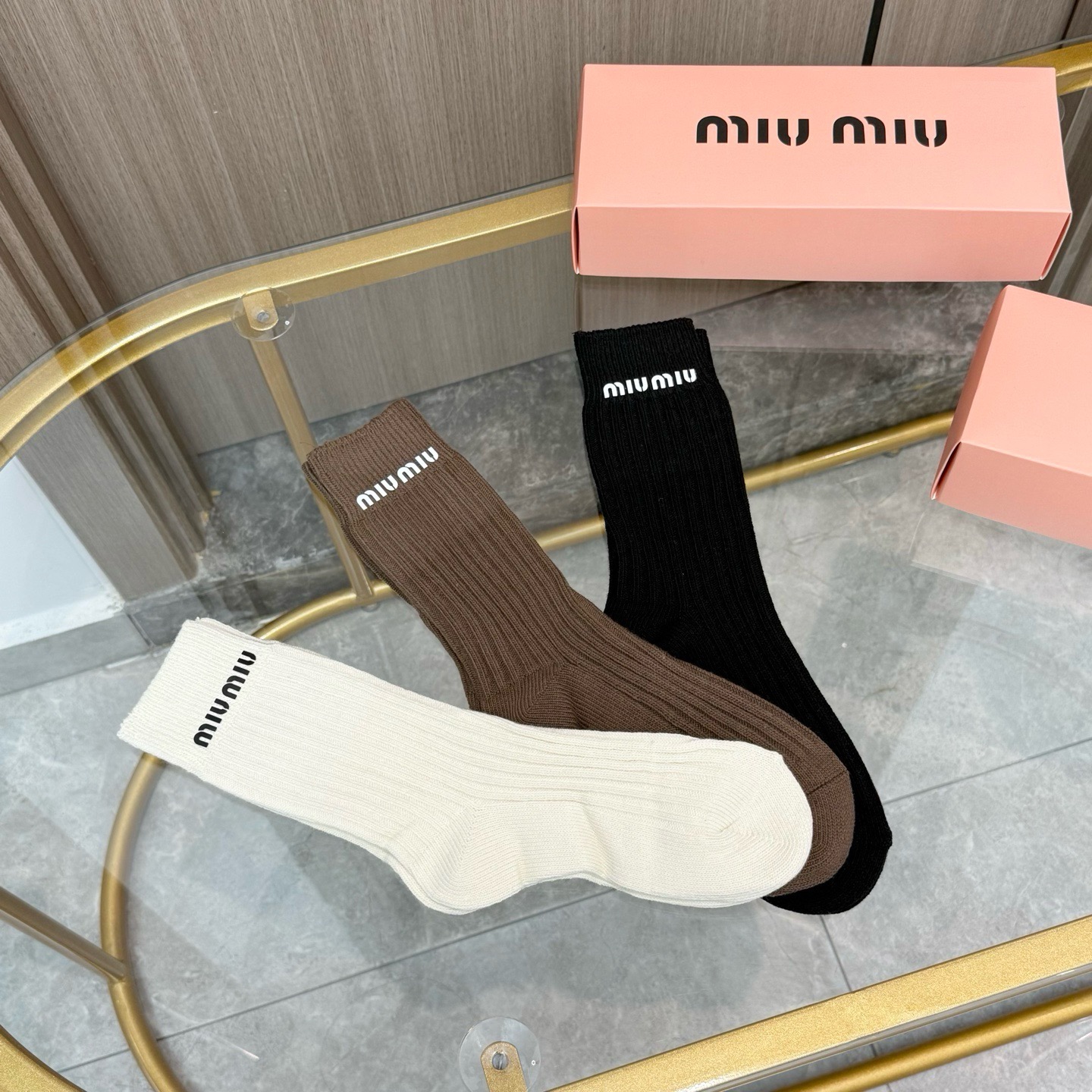 配包装【一盒三双】miumiu · 缪缪❗️高品质。超级爆款网红袜子❗️miu家官网同步饰品字母中筒袜，ins明星网红推