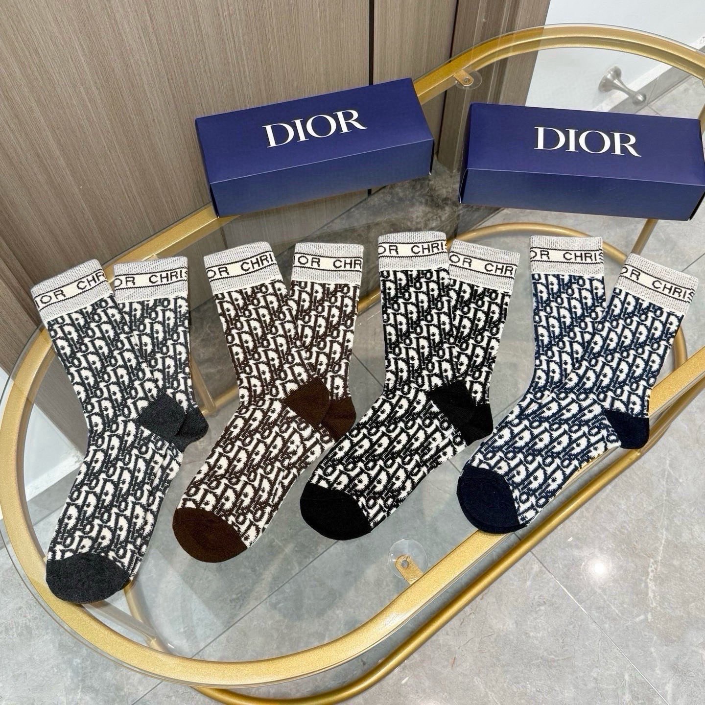 配包装【一盒四双】DIOR 迪奥高版本 ～好看到爆炸 Dior 袜子。羊绒袜，超软糯。。潮人必不能少的 Dior 专柜代