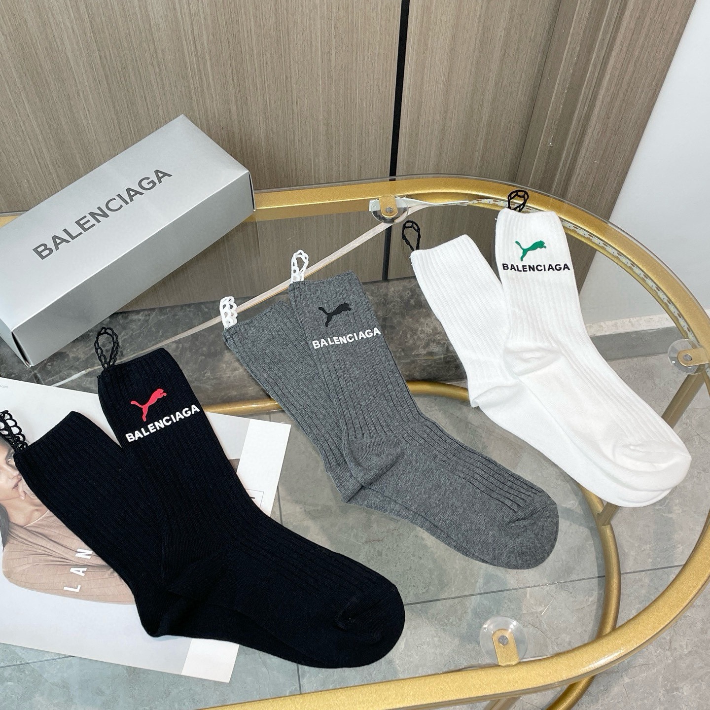 配包装【一盒三双】BALENCIAGA · 巴黎世家 ❗️超级爆款网红袜子 巴黎家官网同步硅胶字母小腿袜，ins明星网红