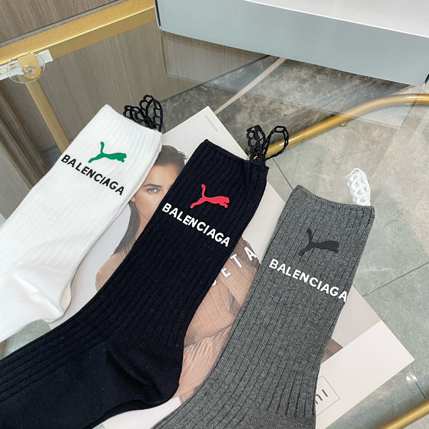 配包装【一盒三双】BALENCIAGA · 巴黎世家 ❗️超级爆款网红袜子 巴黎家官网同步硅胶字母小腿袜，ins明星网红