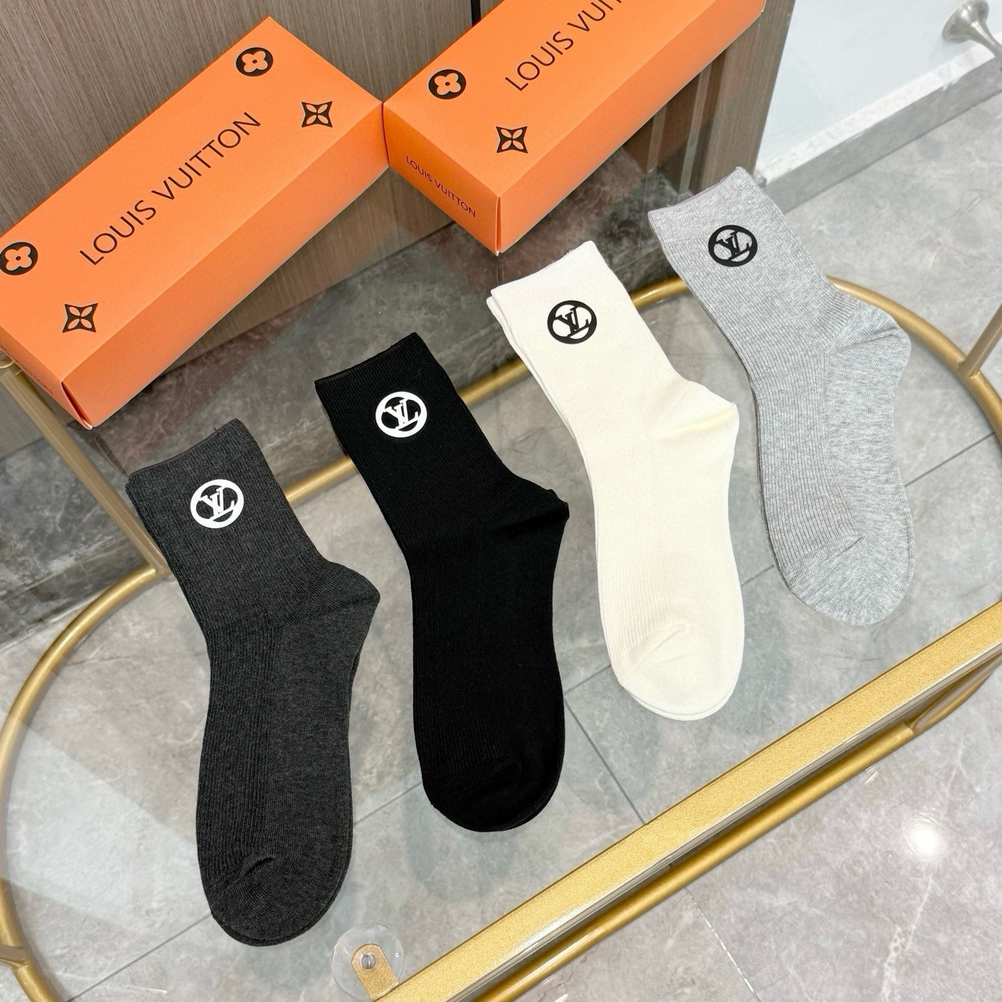 配包装【一盒四双】LV 路易威登高版本 ～好看到爆炸 LV 袜子。双针烫印中筒袜，超软糯。。潮人必不能少的 LV 专柜代