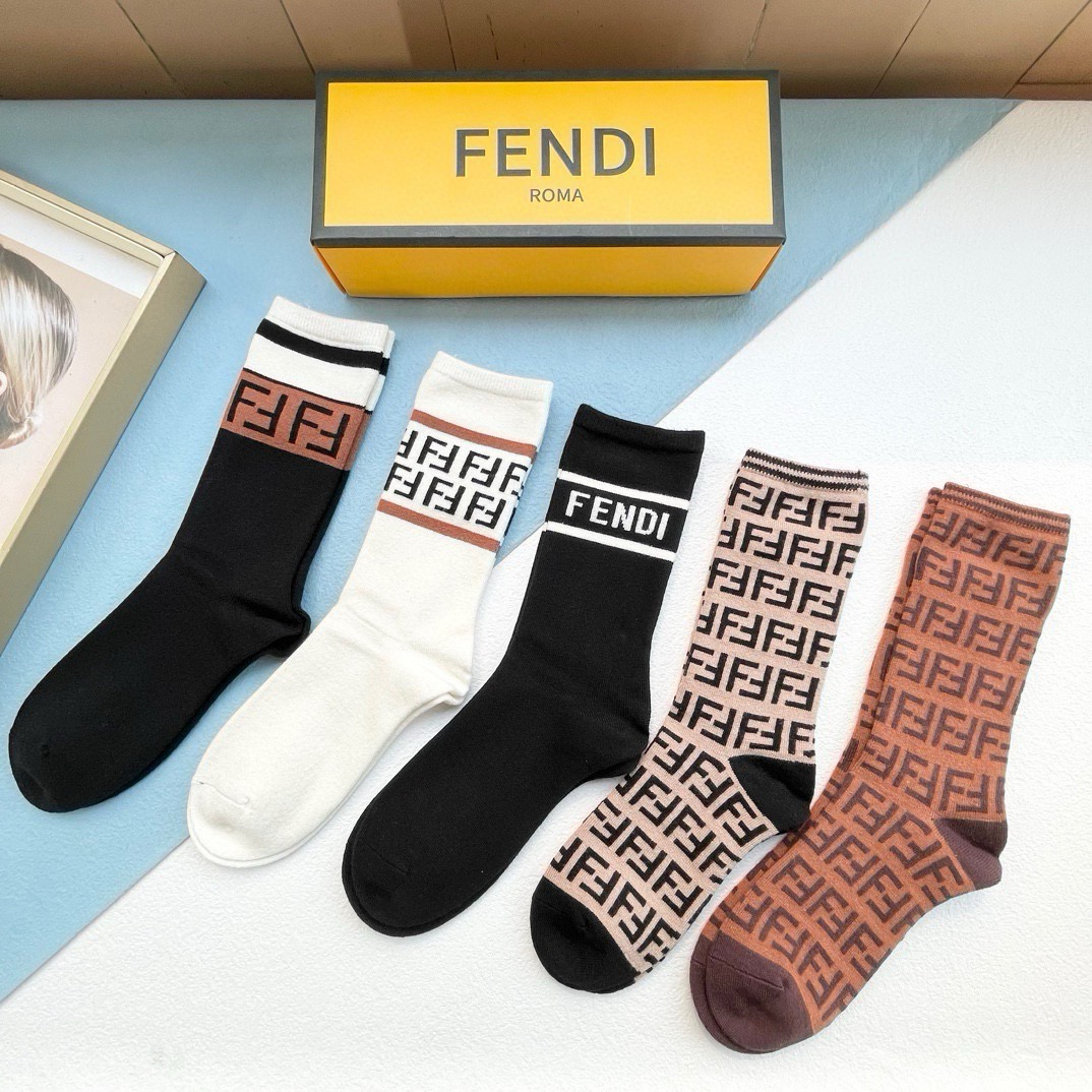 配包装【一盒五双】FENDI芬迪高版本 ～好看到爆炸FF袜子。羊绒袜，超软糯。。潮人必不能少的FENDI专柜代购品质 中
