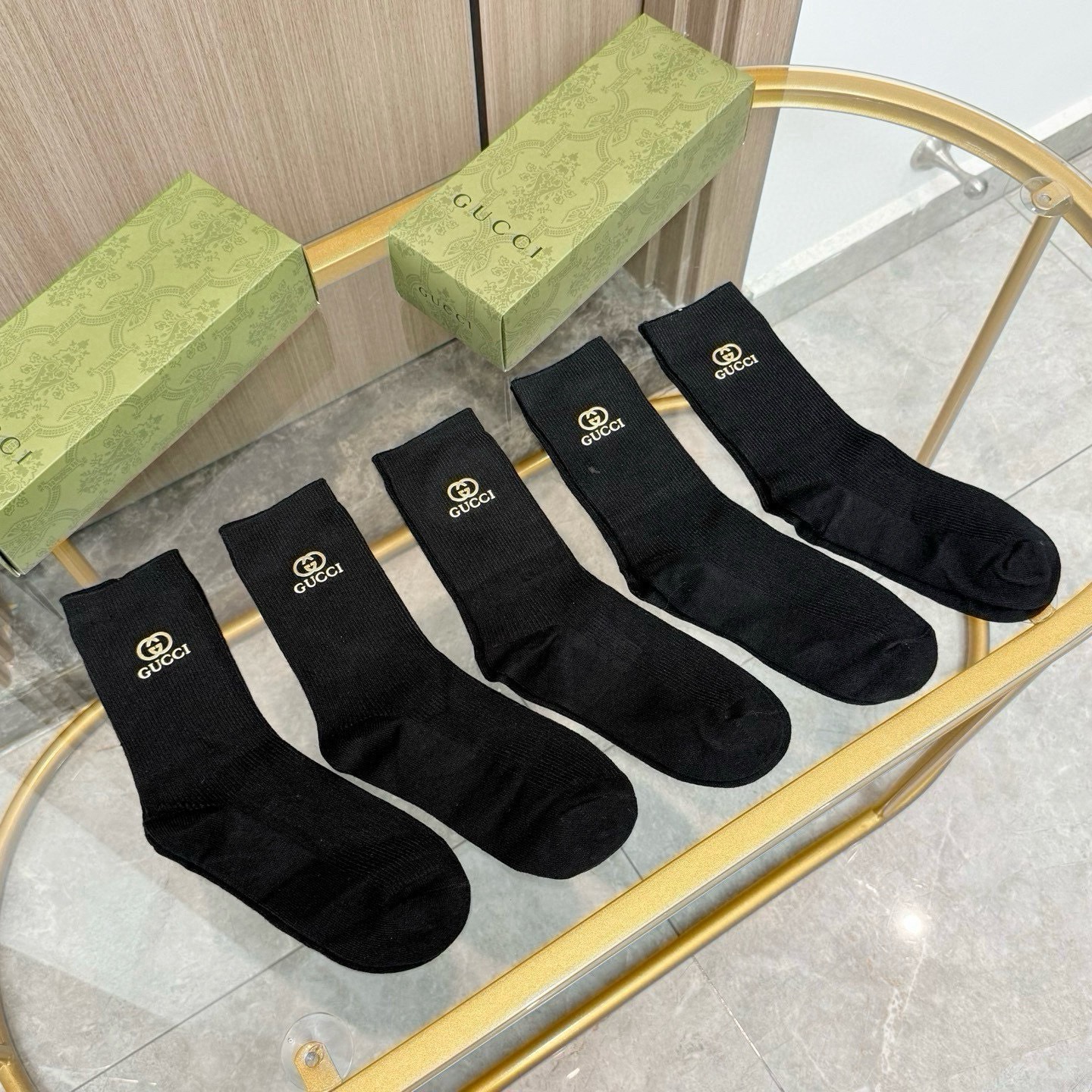 配包装【一盒五双】GUCCI 古奇高版本 ～好看到爆炸 GUCCI 袜子。双针烫印羊绒中筒袜，超软糯。。潮人必不能少的 