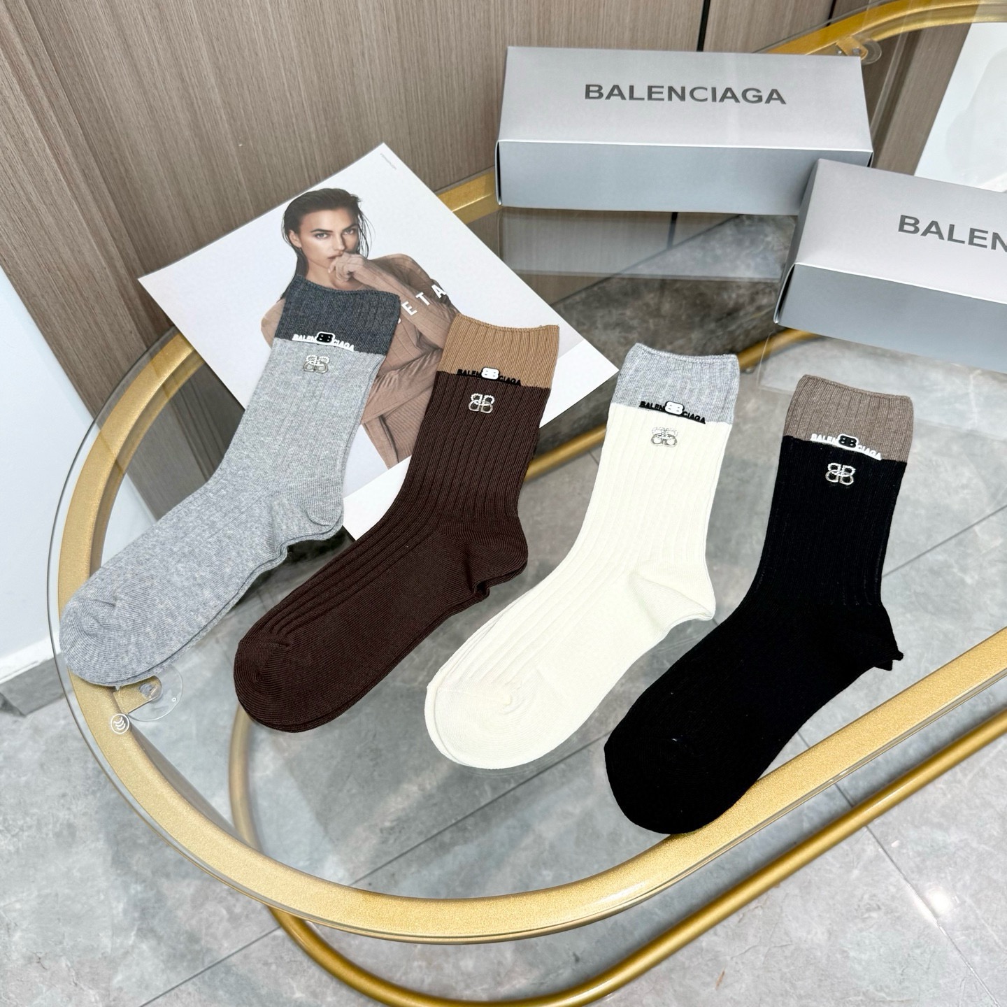 配包装【一盒四双】BALENCIAGA · 巴黎世家 ❗️超级爆款网红袜子 巴黎家官网同步硅胶字母小腿袜，ins明星网红