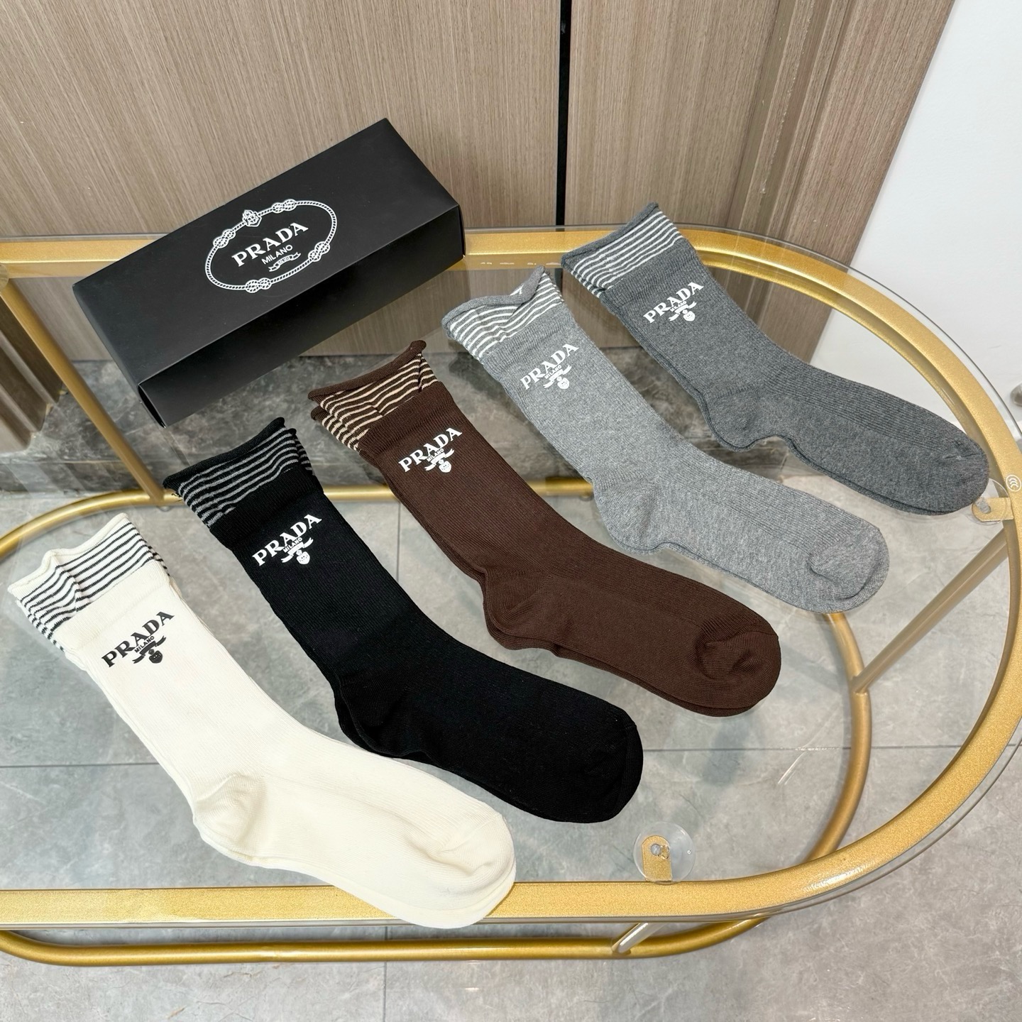 配包装【一盒五双】PRADA 普拉达高版本 ～好看到爆炸 PRADA 袜子。烫印中筒袜，超精致。。潮人必不能少的 PRA
