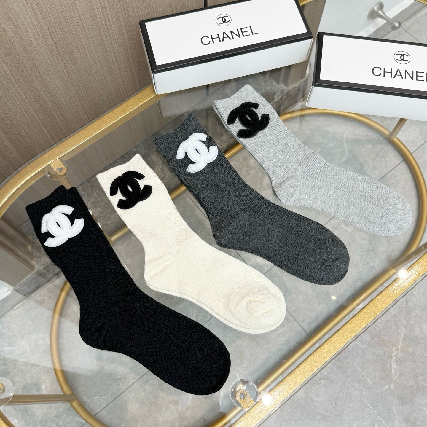 配包装【一盒四双】🌟CHANEL香奈儿 爆款中筒袜🌟高版本 ～好看到爆炸 欧美大牌中筒袜。🌟潮人必不能少的专柜代购品质 