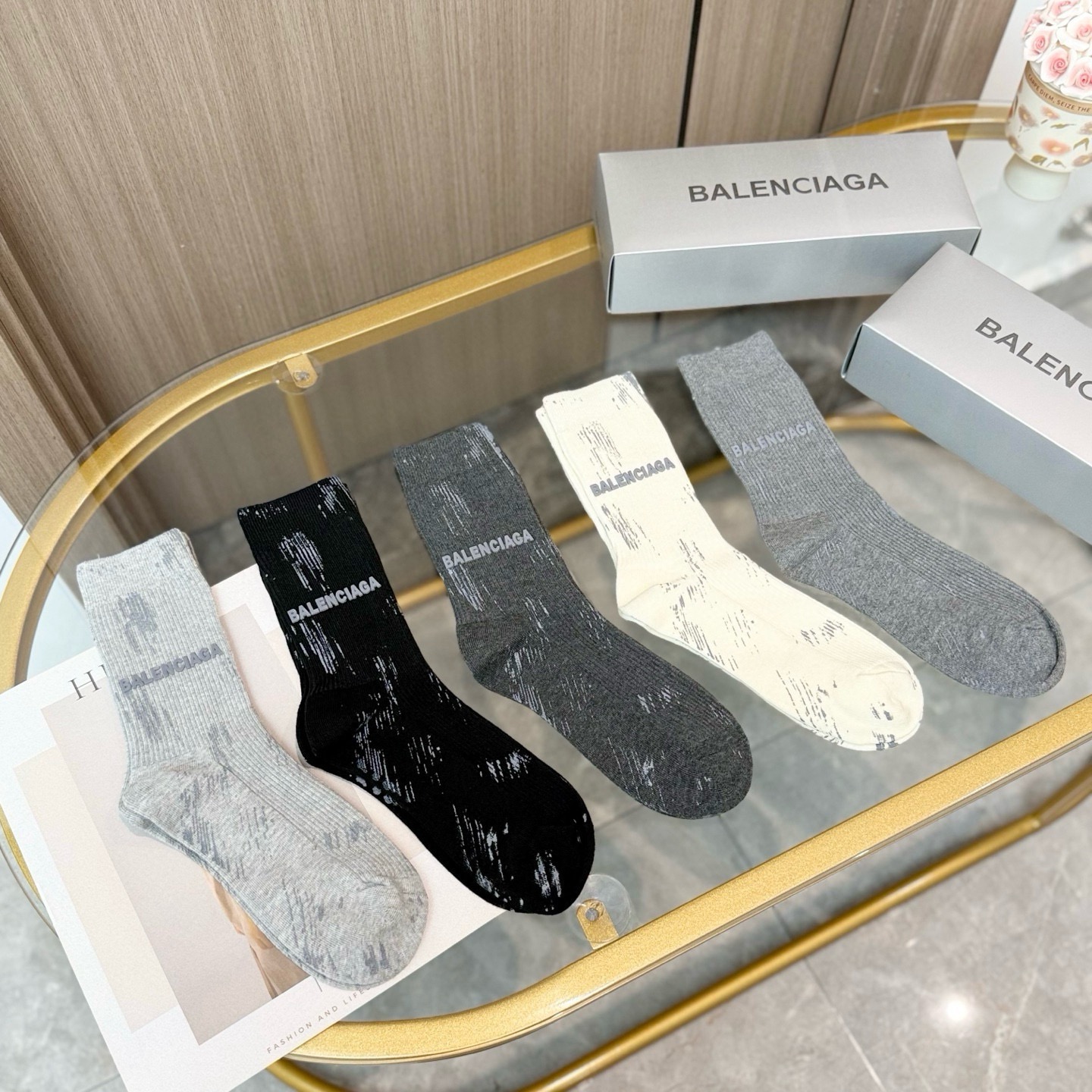 配包装【一盒五双】BALENCIAGA · 巴黎世家 ❗️超级爆款网红袜子 巴黎家官网同步硅胶字母小腿袜，ins明星网红