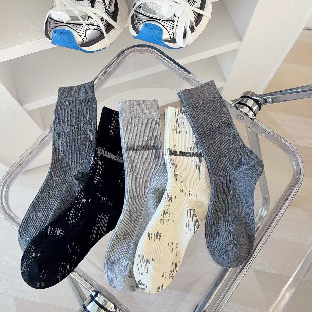 配包装【一盒五双】BALENCIAGA · 巴黎世家 ❗️超级爆款网红袜子 巴黎家官网同步硅胶字母小腿袜，ins明星网红