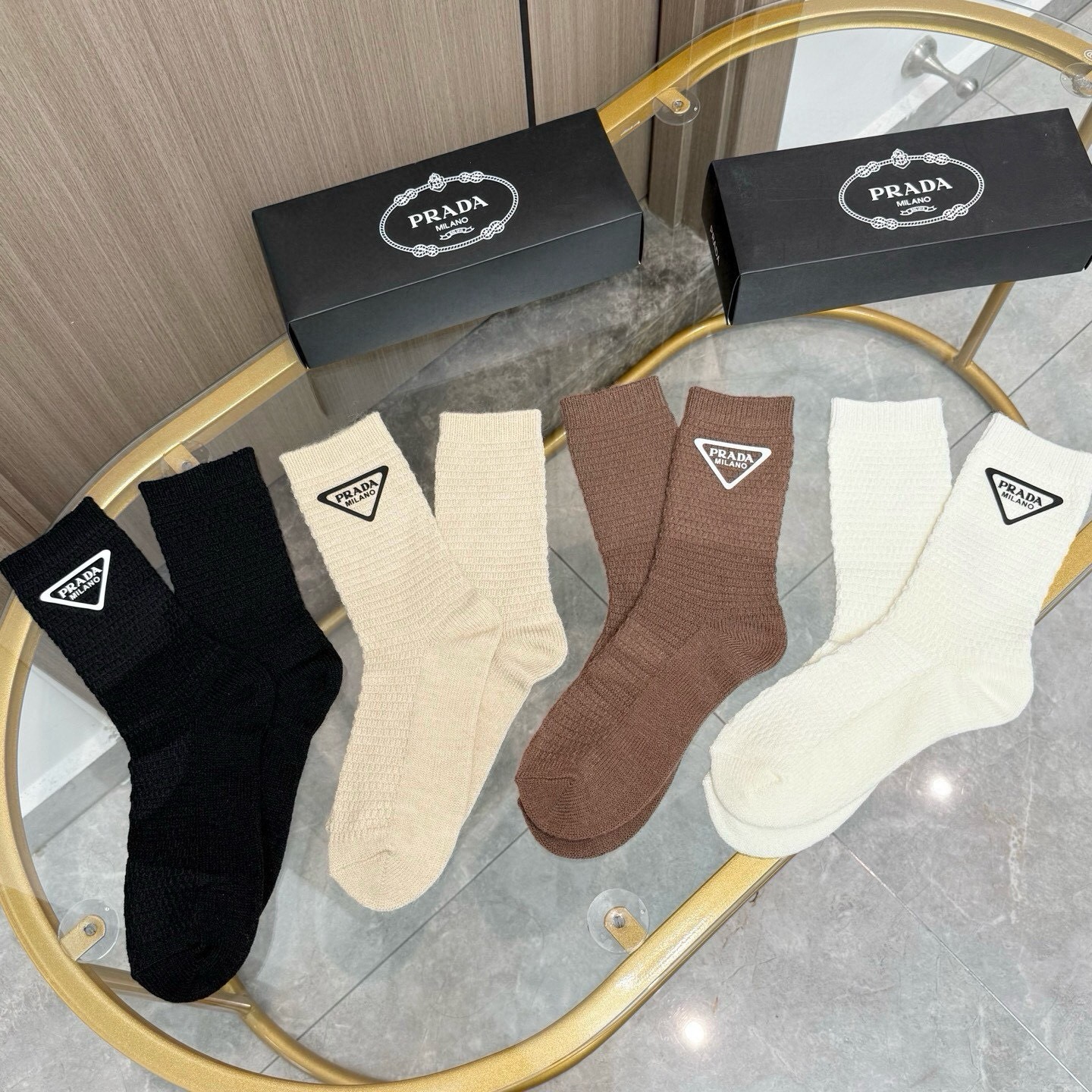 配包装【一盒四双】PRADA 普拉达高版本 ～好看到爆炸 PRADA 袜子。粗针羊绒烫印中筒袜，超精致。。潮人必不能少的