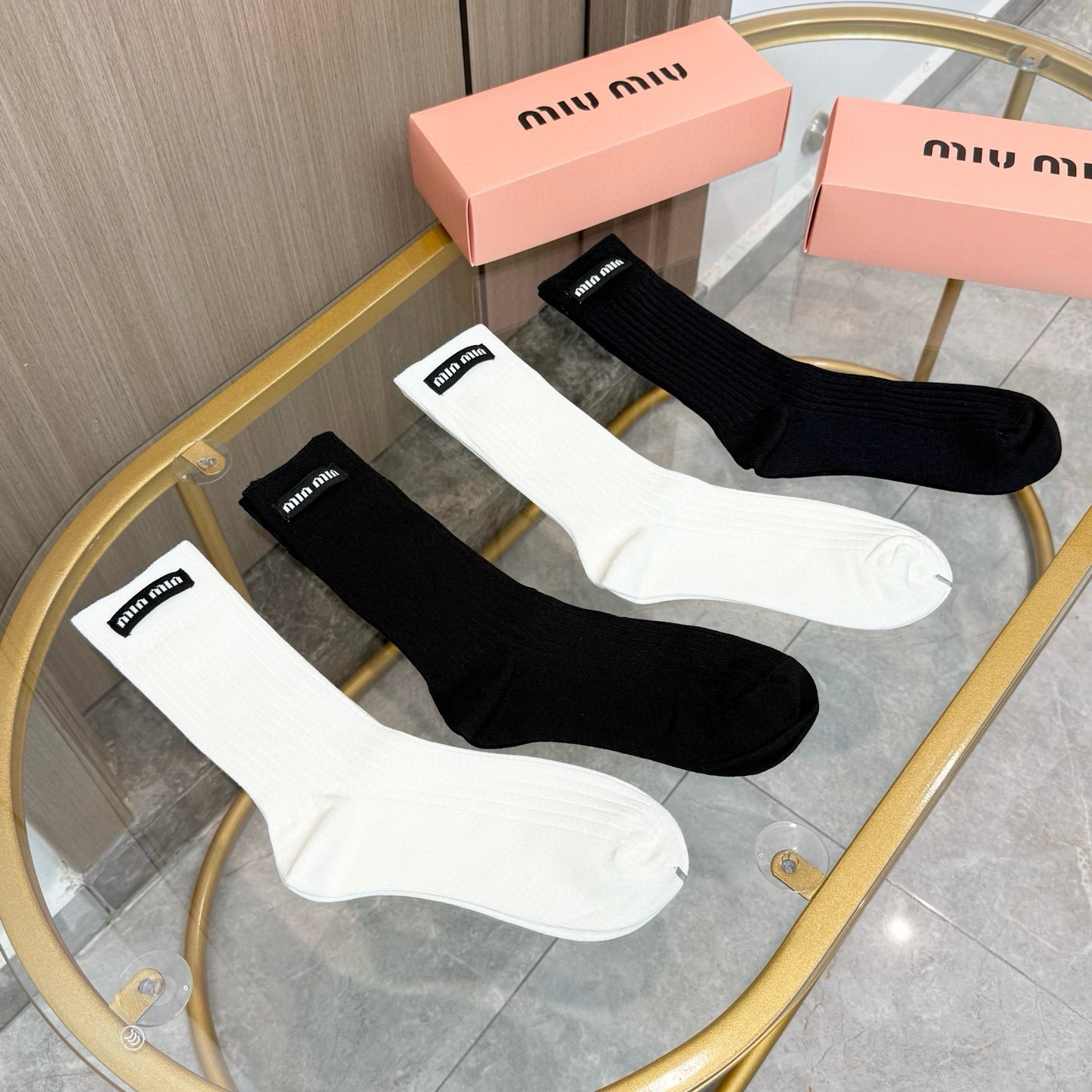配包装【一盒四双】miumiu · 缪缪❗️高品质。超级爆款网红袜子❗️miu家官网同步饰品字母中筒袜，ins明星网红推