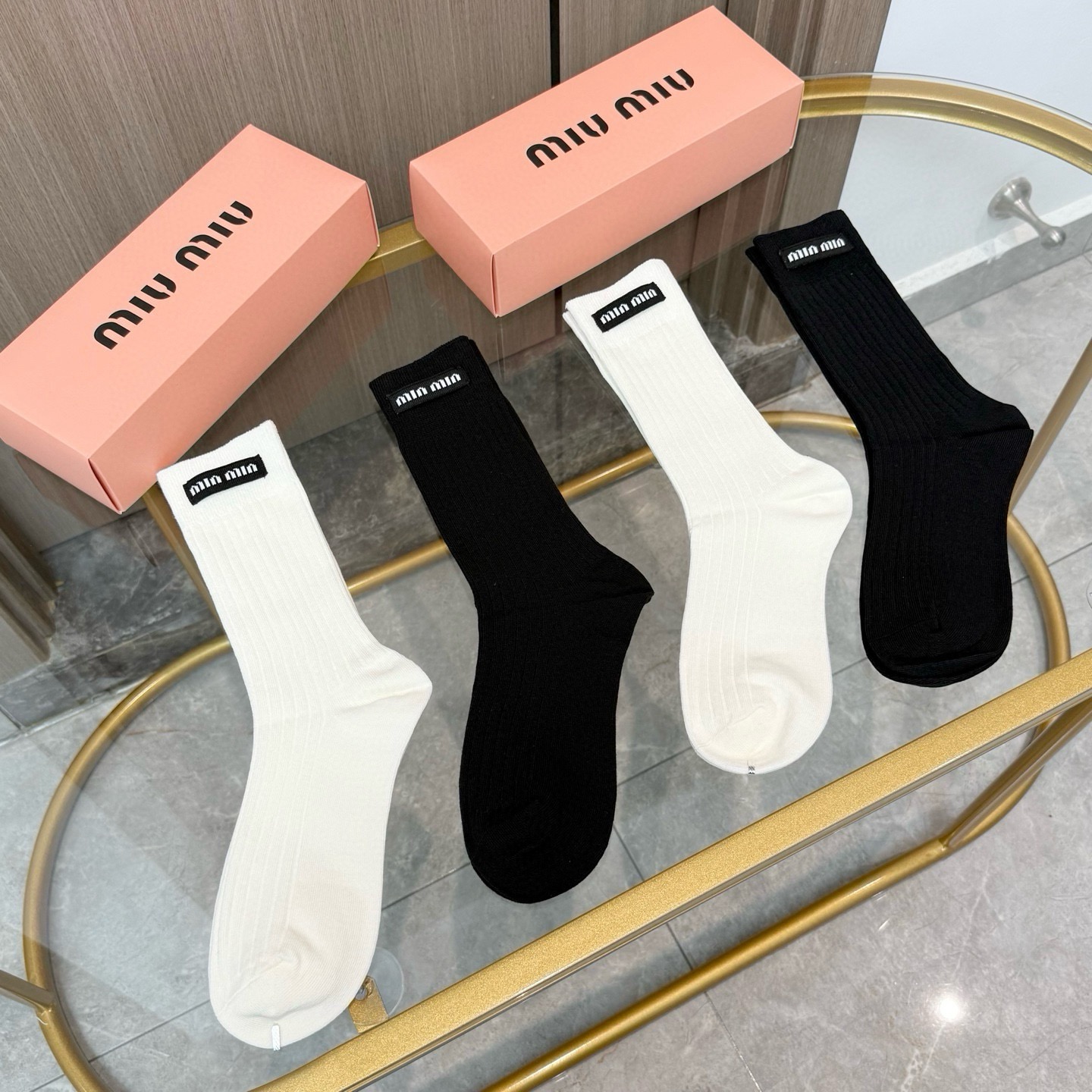 配包装【一盒四双】miumiu · 缪缪❗️高品质。超级爆款网红袜子❗️miu家官网同步饰品字母中筒袜，ins明星网红推