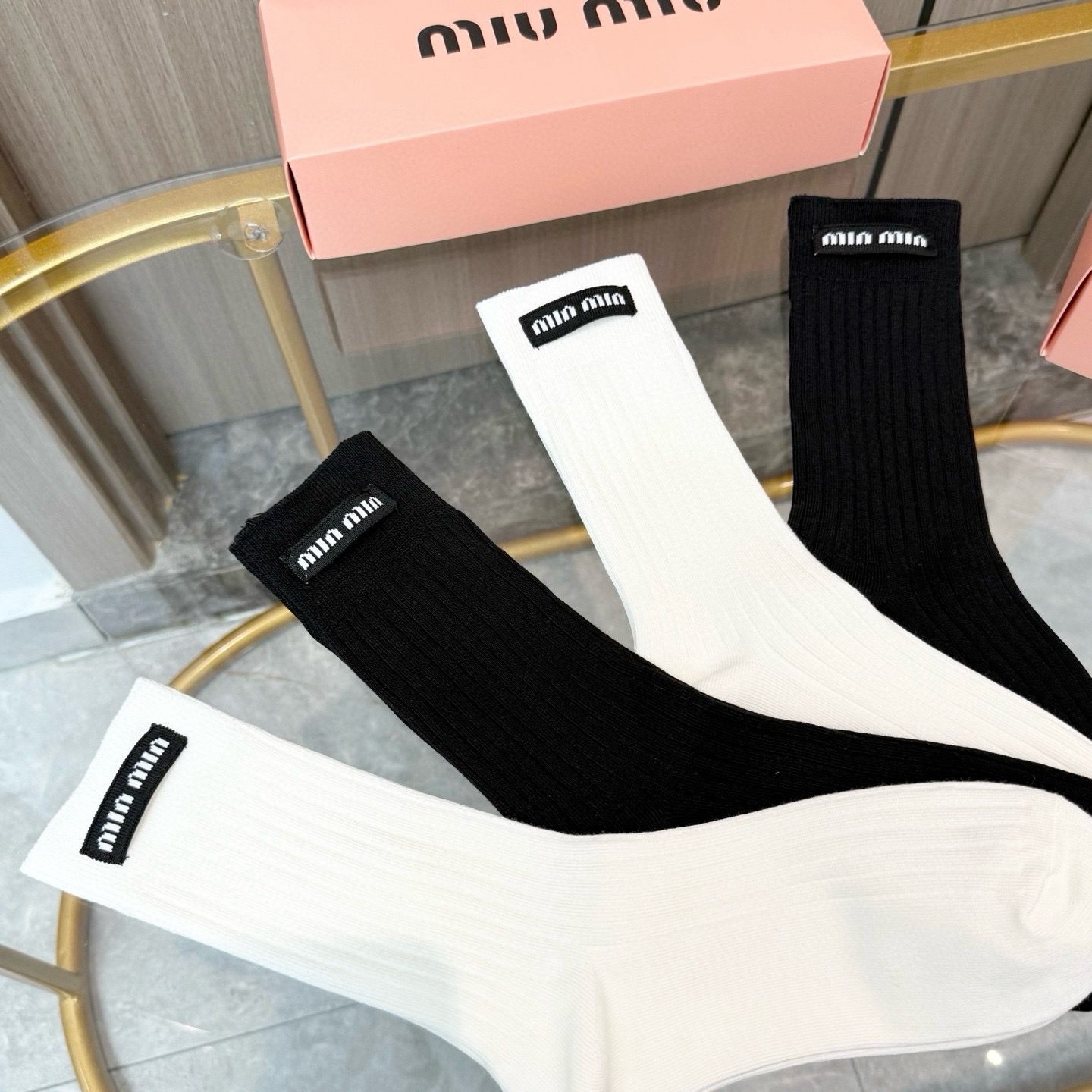 配包装【一盒四双】miumiu · 缪缪❗️高品质。超级爆款网红袜子❗️miu家官网同步饰品字母中筒袜，ins明星网红推
