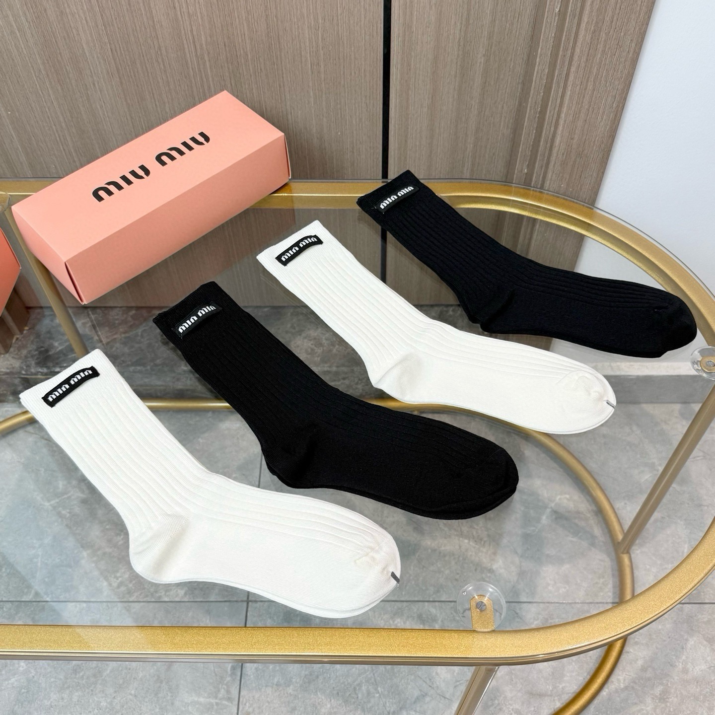 配包装【一盒四双】miumiu · 缪缪❗️高品质。超级爆款网红袜子❗️miu家官网同步饰品字母中筒袜，ins明星网红推