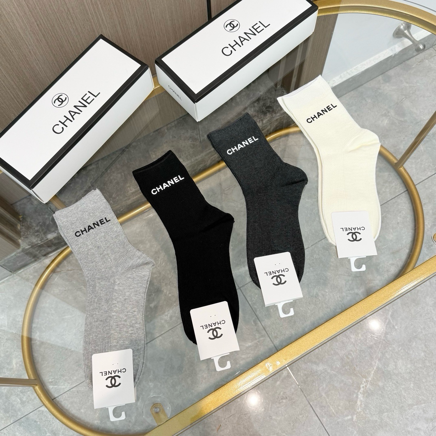 配包装【一盒四双】CHANEL 香奈儿高版本 ～好看到爆炸 CHANEL 袜子。双针烫印中筒袜，超精致。。潮人必不能少的