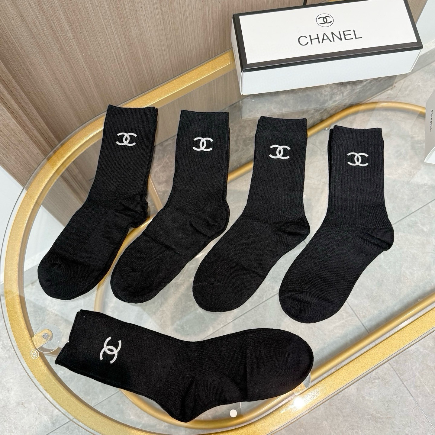 配包装【一盒五双】CHANEL 香奈儿高版本 ～好看到爆炸 CHANEL 袜子。双针烫印羊绒中筒袜，超软糯。。潮人必不能