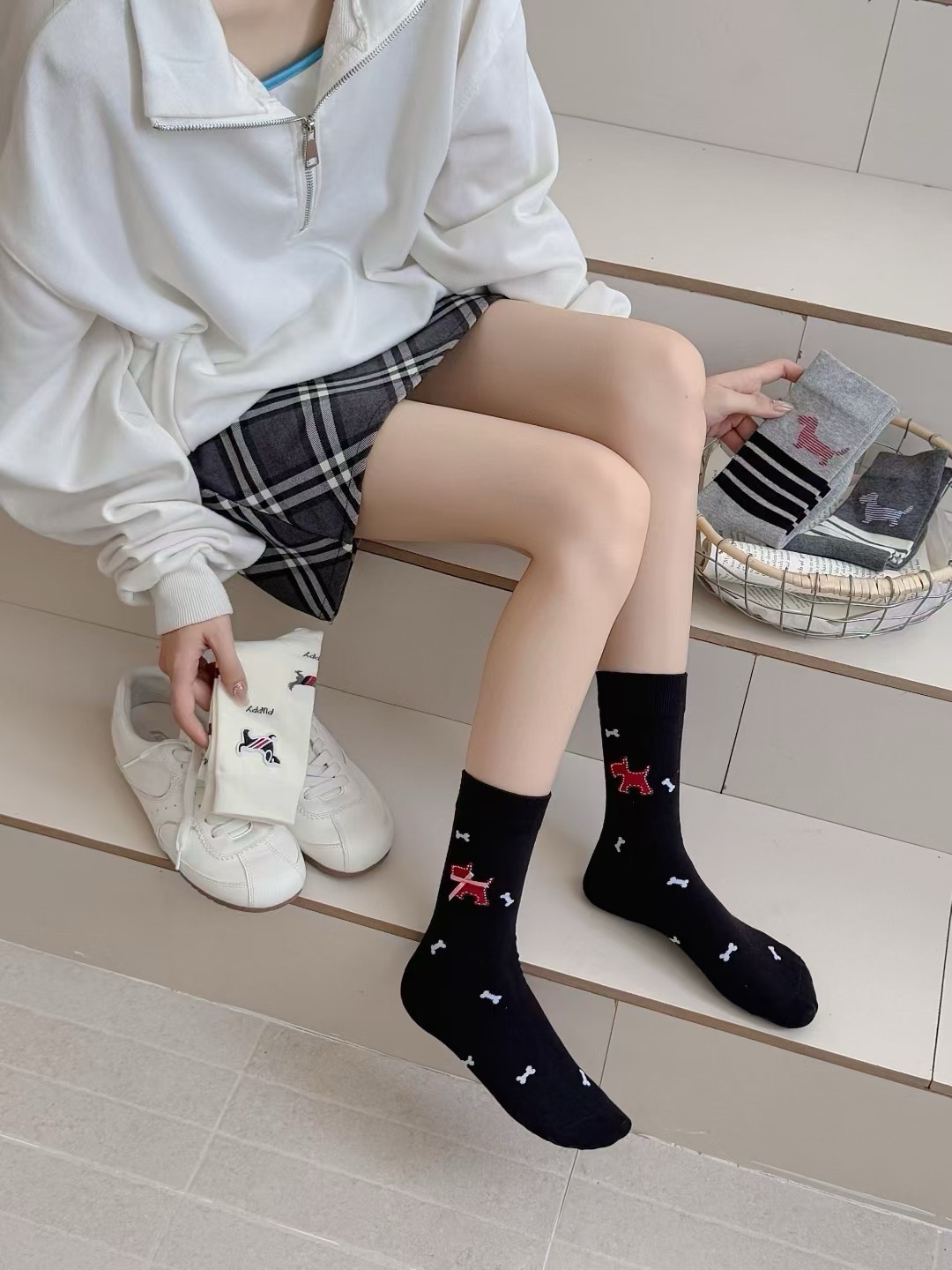 配包装【一盒四双】。THOM BROWNE · 桑姆 布朗尼❗️TB超级爆款网红中筒袜子❗️经典三条杠搭配小狗设计，in