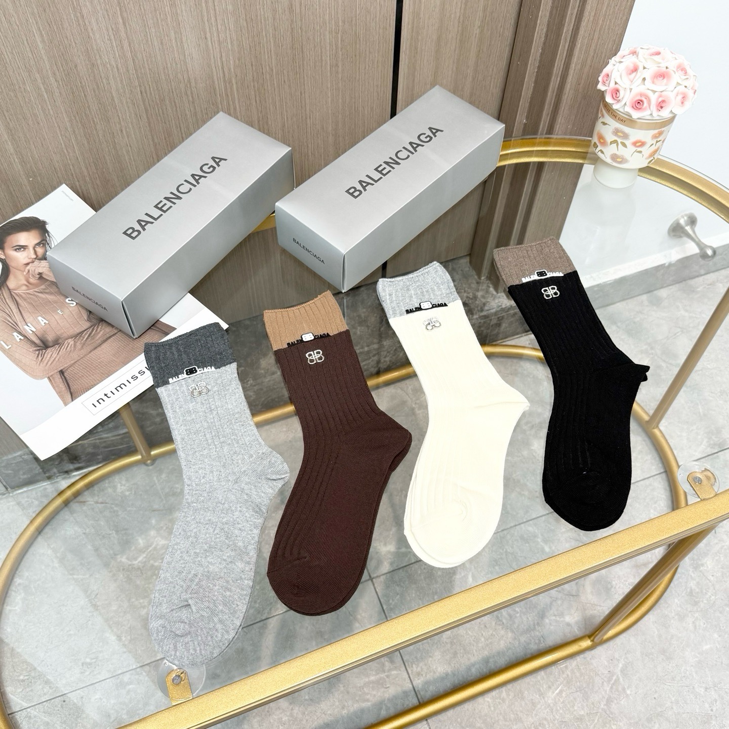 配包装【一盒四双】BALENCIAGA · 巴黎世家 ❗️超级爆款网红袜子 巴黎家官网同步硅胶字母小腿袜，ins明星网红