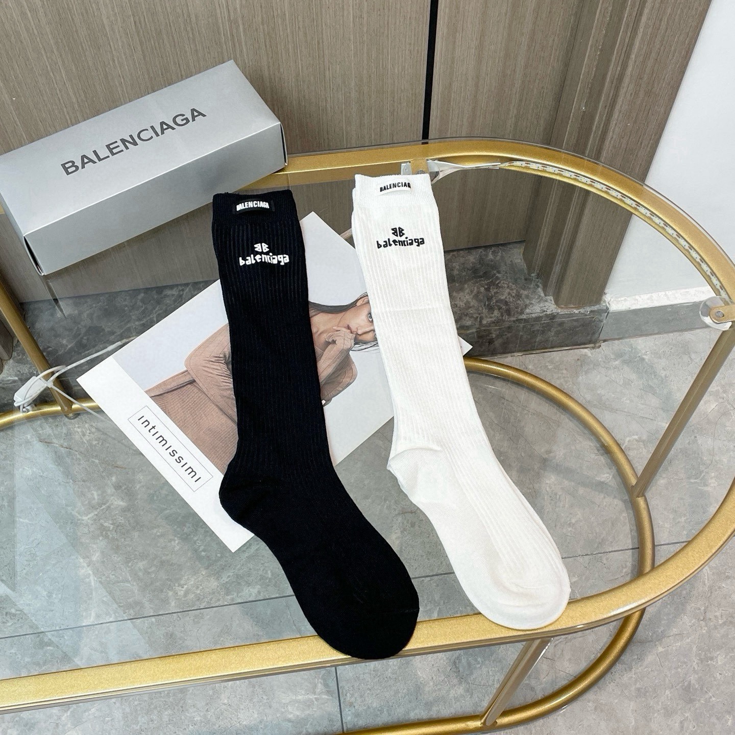 配包装【一盒二双】BALENCIAGA · 巴黎世家 ❗️超级爆款网红袜子 巴黎家官网同步硅胶字母小腿袜，ins明星网红