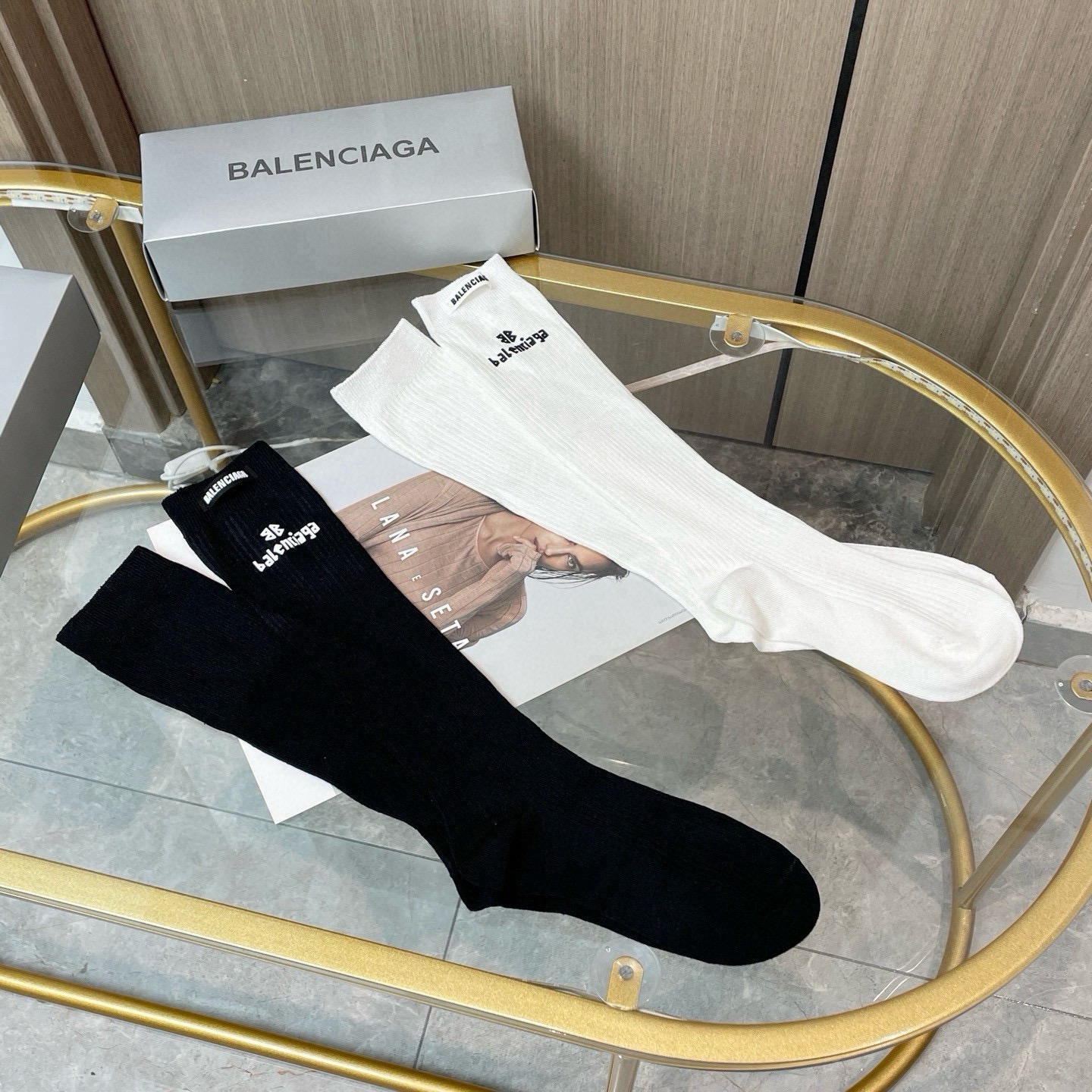 配包装【一盒二双】BALENCIAGA · 巴黎世家 ❗️超级爆款网红袜子 巴黎家官网同步硅胶字母小腿袜，ins明星网红
