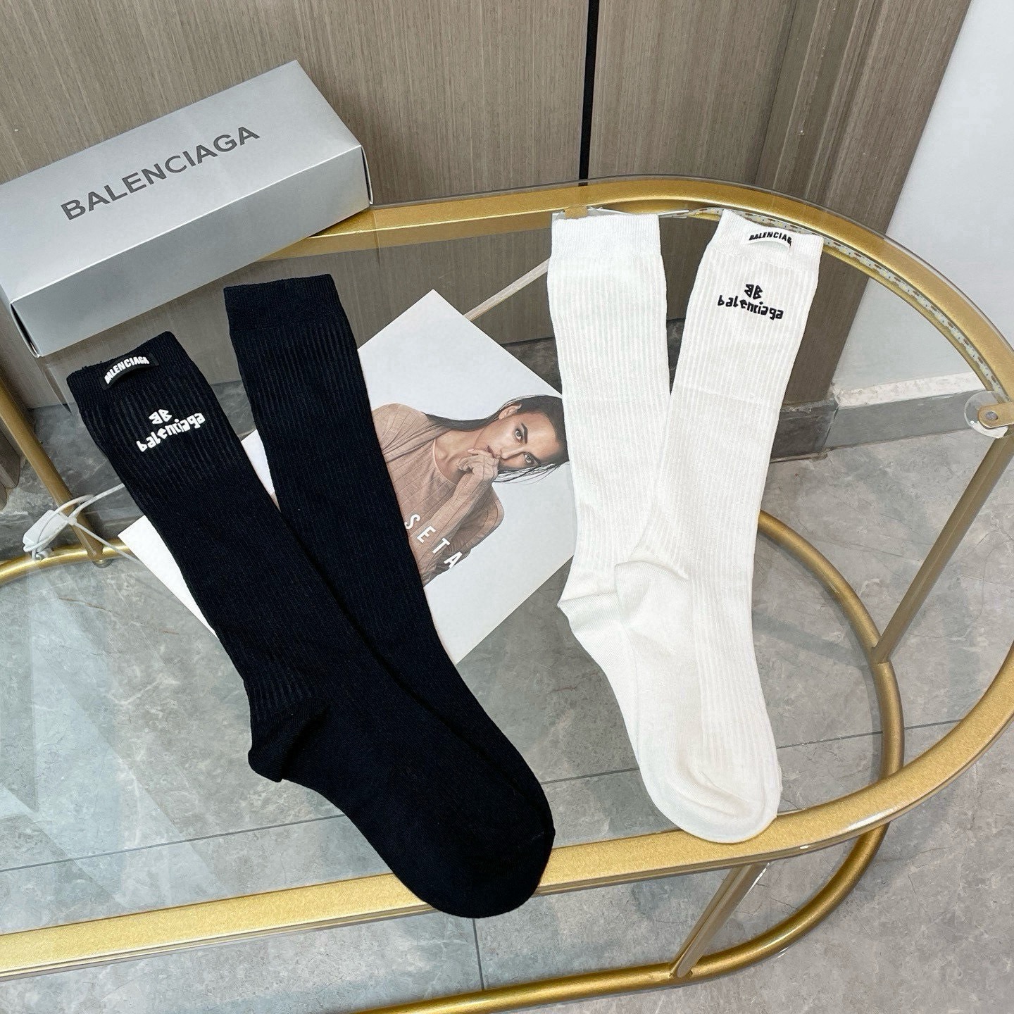 配包装【一盒二双】BALENCIAGA · 巴黎世家 ❗️超级爆款网红袜子 巴黎家官网同步硅胶字母小腿袜，ins明星网红