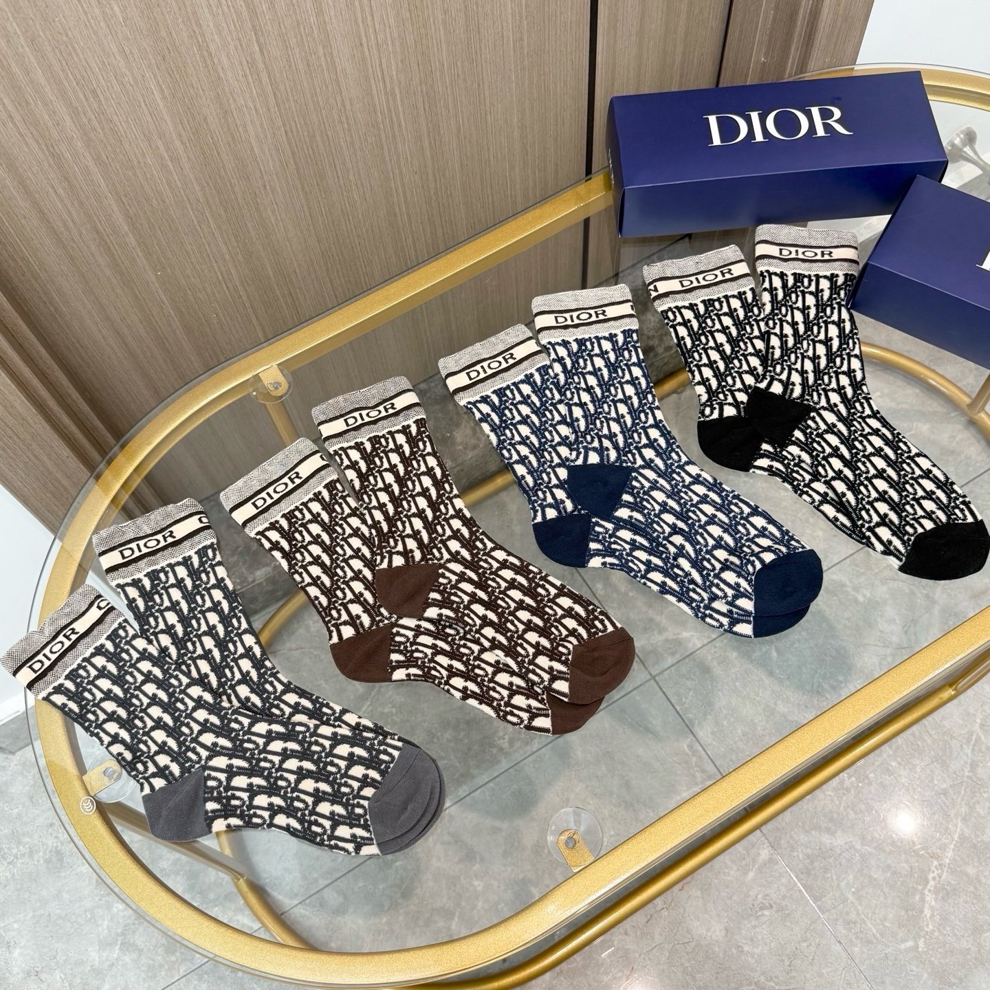 配包装【一盒四双】Dior · 迪奥❗️超级爆款网红袜子❗️D家官网同步提花字母小腿袜，ins明星网红推荐❗️火爆至极。