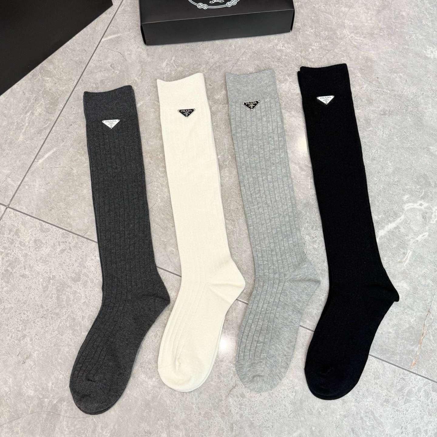 配包装【一盒四双】PRADA · 普拉达❗️超级爆款网红袜子❗️官网同步三角形饰品字母小腿袜，ins明星网红推荐❗️火爆