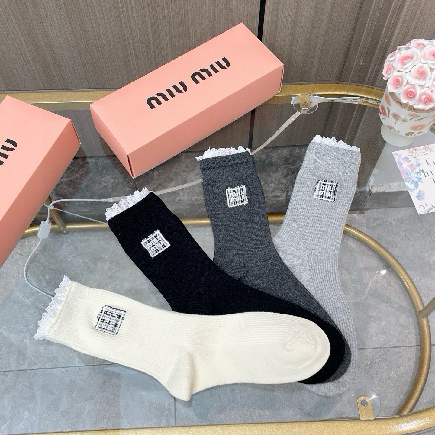 配包装【一盒四双】miumiu · 缪缪❗️高品质。超级爆款网红袜子❗️miu家官网同步饰品字母中筒袜，ins明星网红推