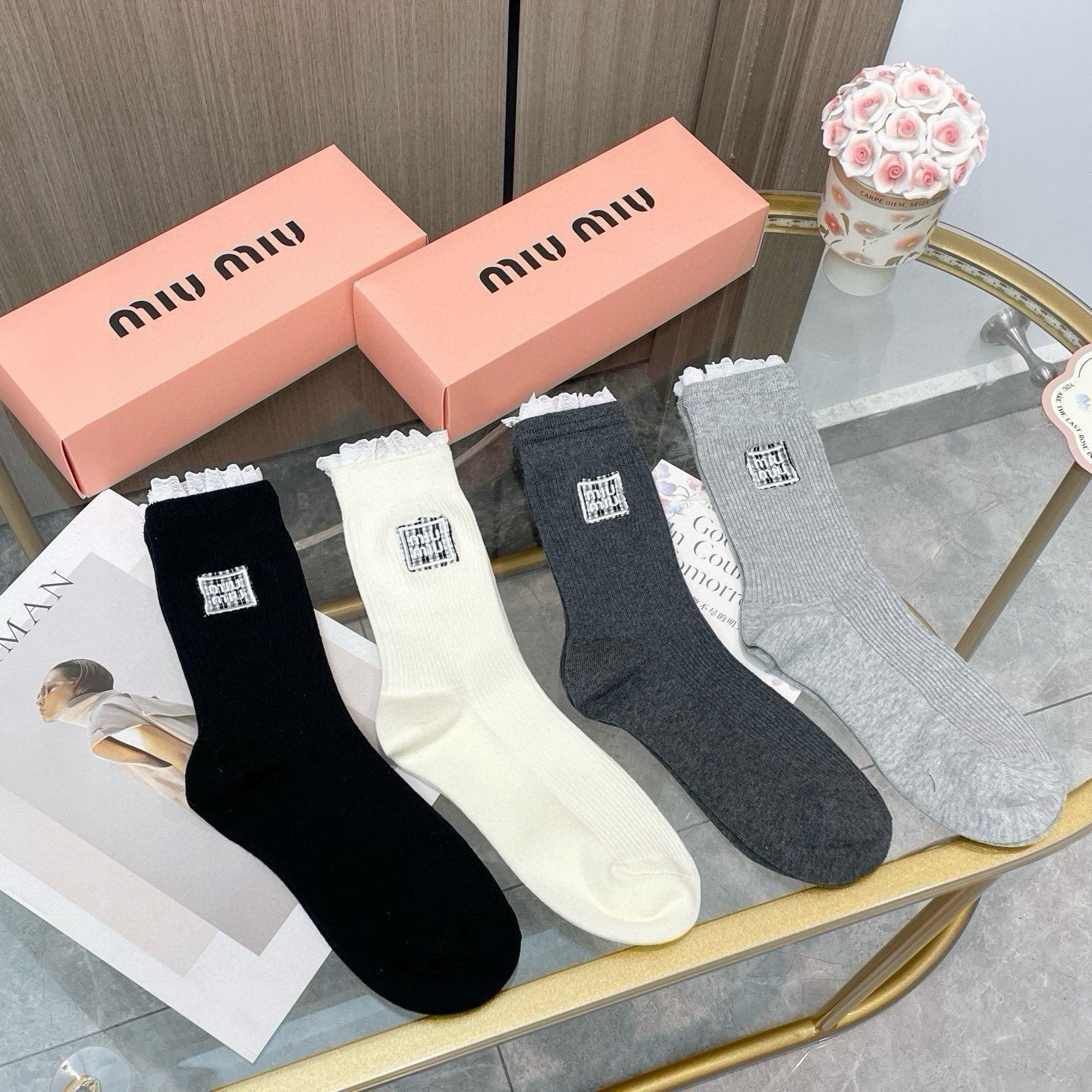 配包装【一盒四双】miumiu · 缪缪❗️高品质。超级爆款网红袜子❗️miu家官网同步饰品字母中筒袜，ins明星网红推
