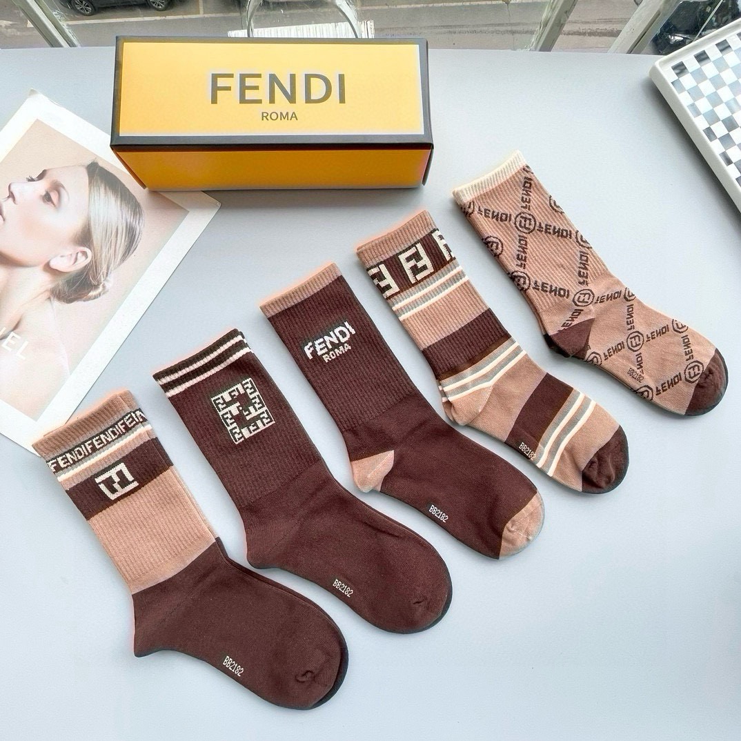 配包装【一盒五双】FENDI · 芬迪❗️大F新品高筒袜子❗️超级经典的双F标志，纯棉材质制造，透气舒适，超级nice❗