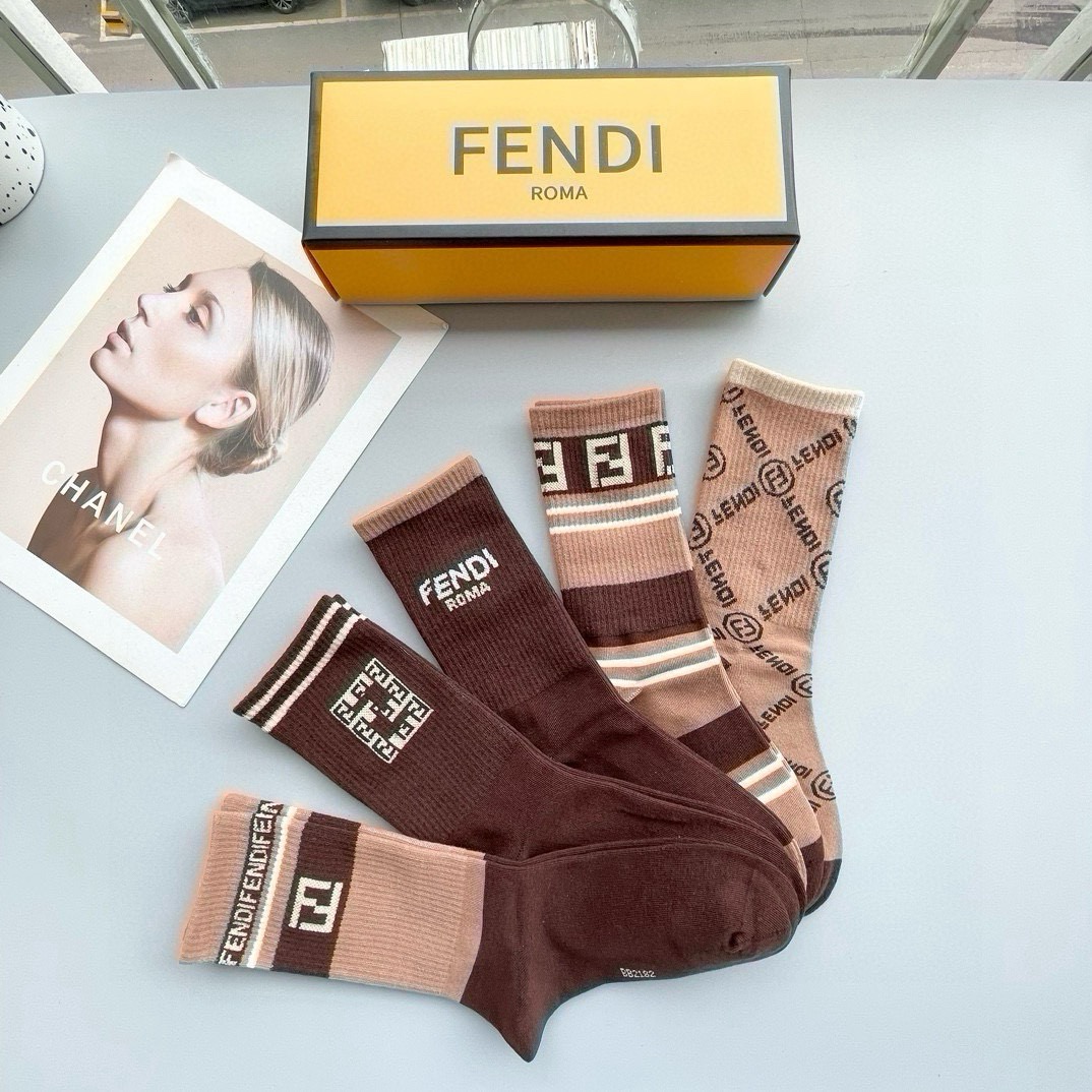 配包装【一盒五双】FENDI · 芬迪❗️大F新品高筒袜子❗️超级经典的双F标志，纯棉材质制造，透气舒适，超级nice❗