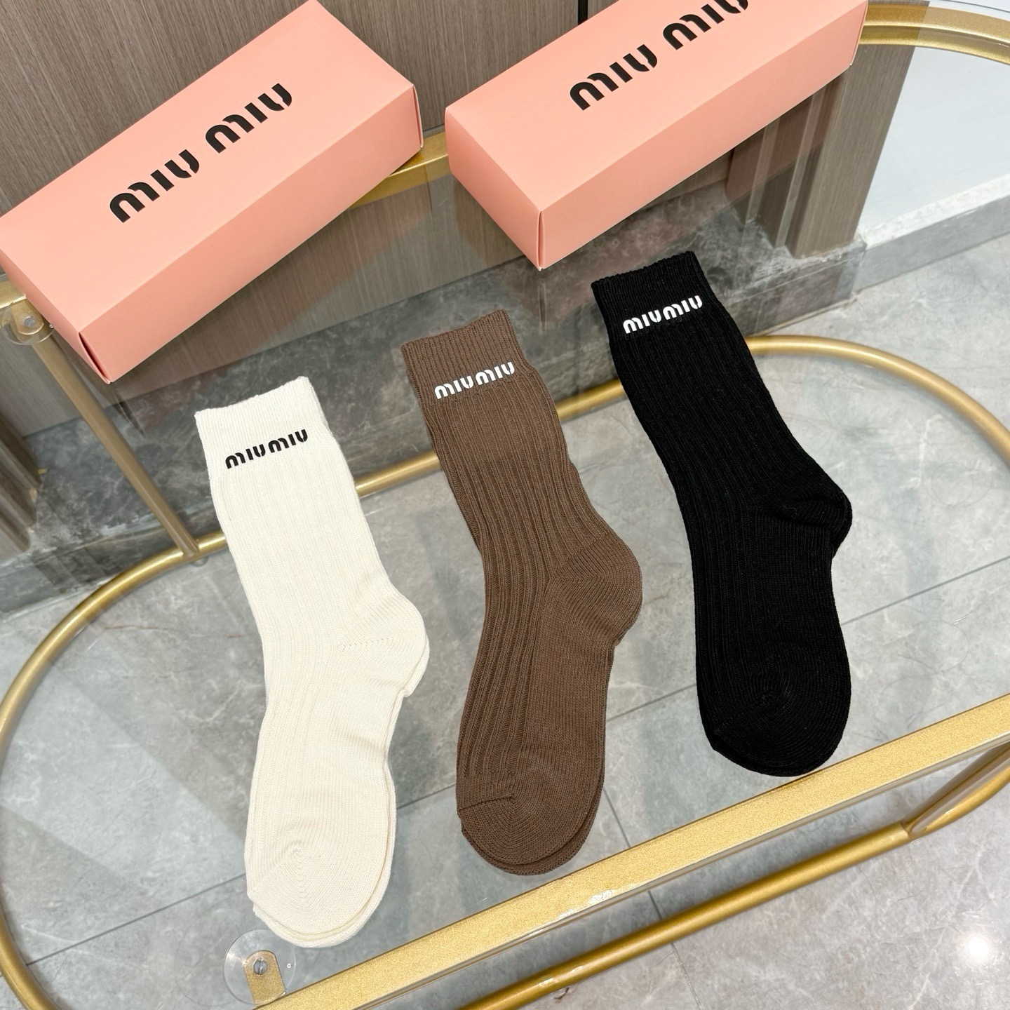 配包装【一盒三双】miumiu · 缪缪❗️高品质。超级爆款网红袜子❗️miu家官网同步饰品字母中筒袜，ins明星网红推
