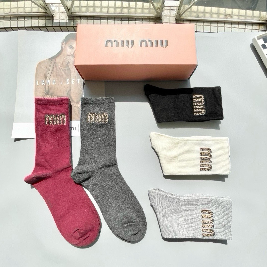 配包装【一盒五双】miumiu · 缪缪❗️高品质。超级爆款网红袜子❗️miu家官网同步饰品字母中筒袜，ins明星网红推