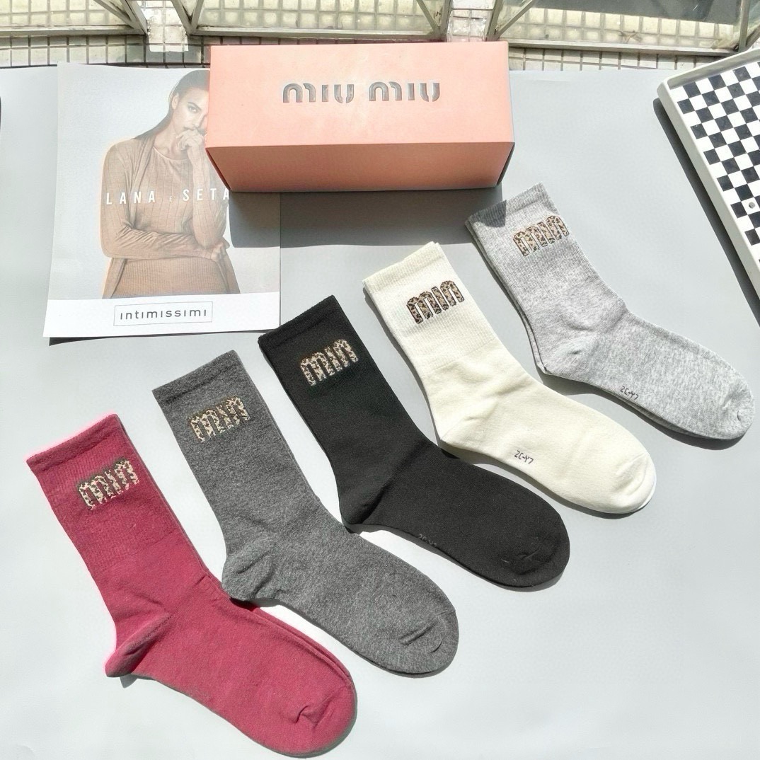 配包装【一盒五双】miumiu · 缪缪❗️高品质。超级爆款网红袜子❗️miu家官网同步饰品字母中筒袜，ins明星网红推