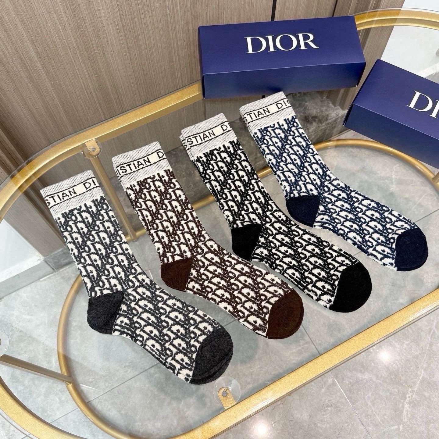 配包装【一盒四双】DIOR 迪奥高版本 ～好看到爆炸 Dior 袜子。羊绒袜，超软糯。。潮人必不能少的 Dior 专柜代