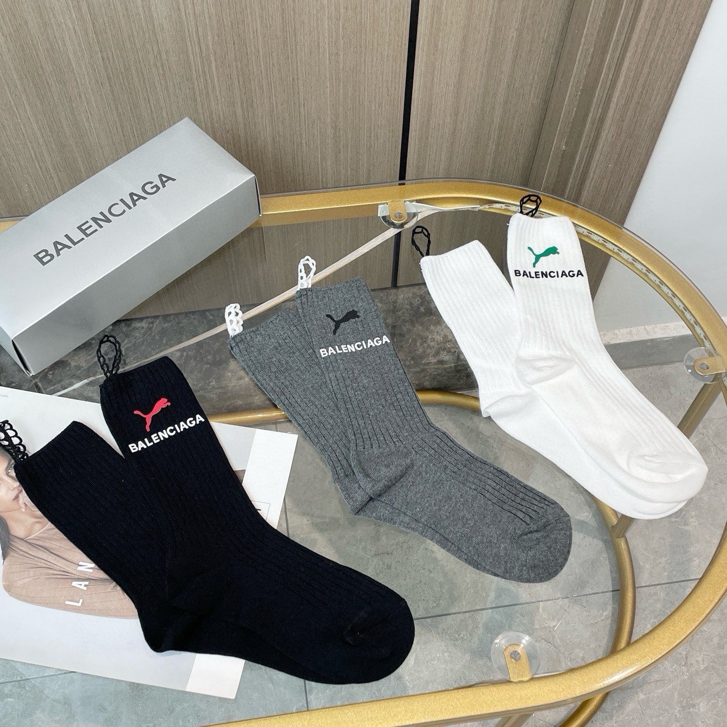 配包装【一盒三双】BALENCIAGA · 巴黎世家 ❗️超级爆款网红袜子 巴黎家官网同步硅胶字母小腿袜，ins明星网红