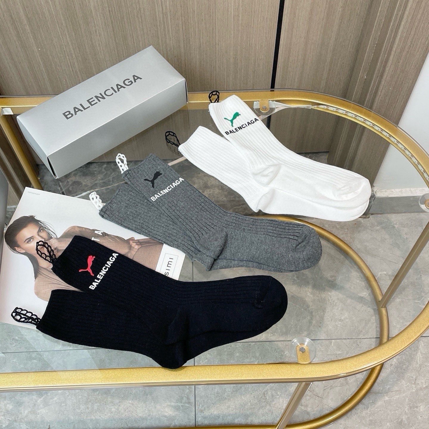 配包装【一盒三双】BALENCIAGA · 巴黎世家 ❗️超级爆款网红袜子 巴黎家官网同步硅胶字母小腿袜，ins明星网红