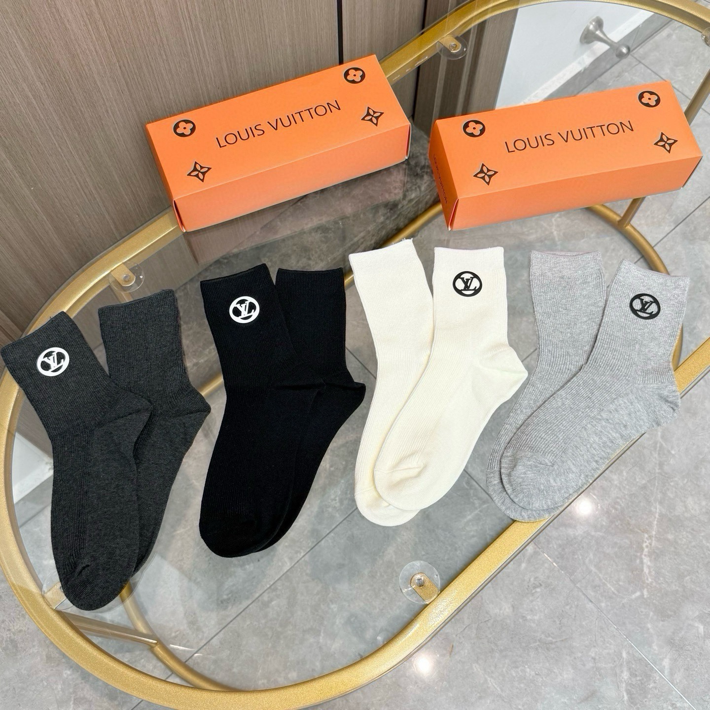 配包装【一盒四双】LV 路易威登高版本 ～好看到爆炸 LV 袜子。双针烫印中筒袜，超软糯。。潮人必不能少的 LV 专柜代