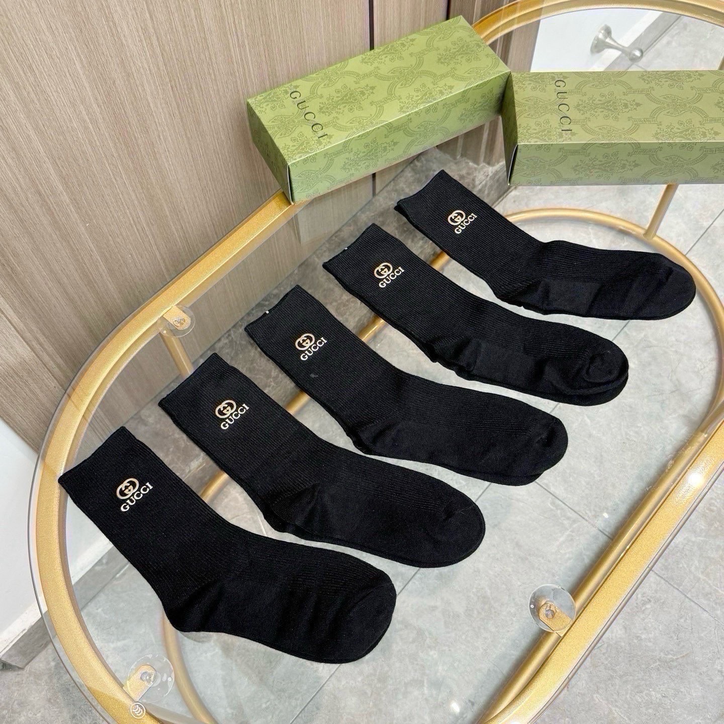 配包装【一盒五双】GUCCI 古奇高版本 ～好看到爆炸 GUCCI 袜子。双针烫印羊绒中筒袜，超软糯。。潮人必不能少的 