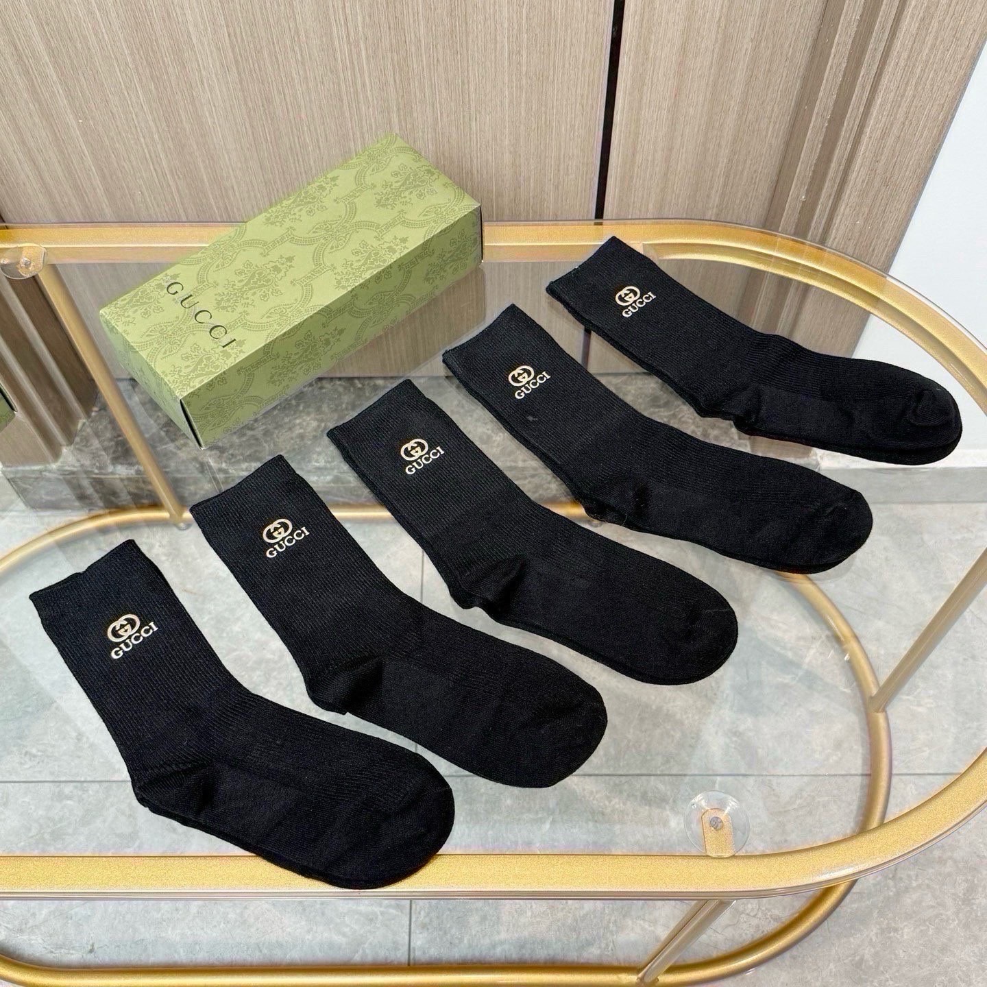 配包装【一盒五双】GUCCI 古奇高版本 ～好看到爆炸 GUCCI 袜子。双针烫印羊绒中筒袜，超软糯。。潮人必不能少的 