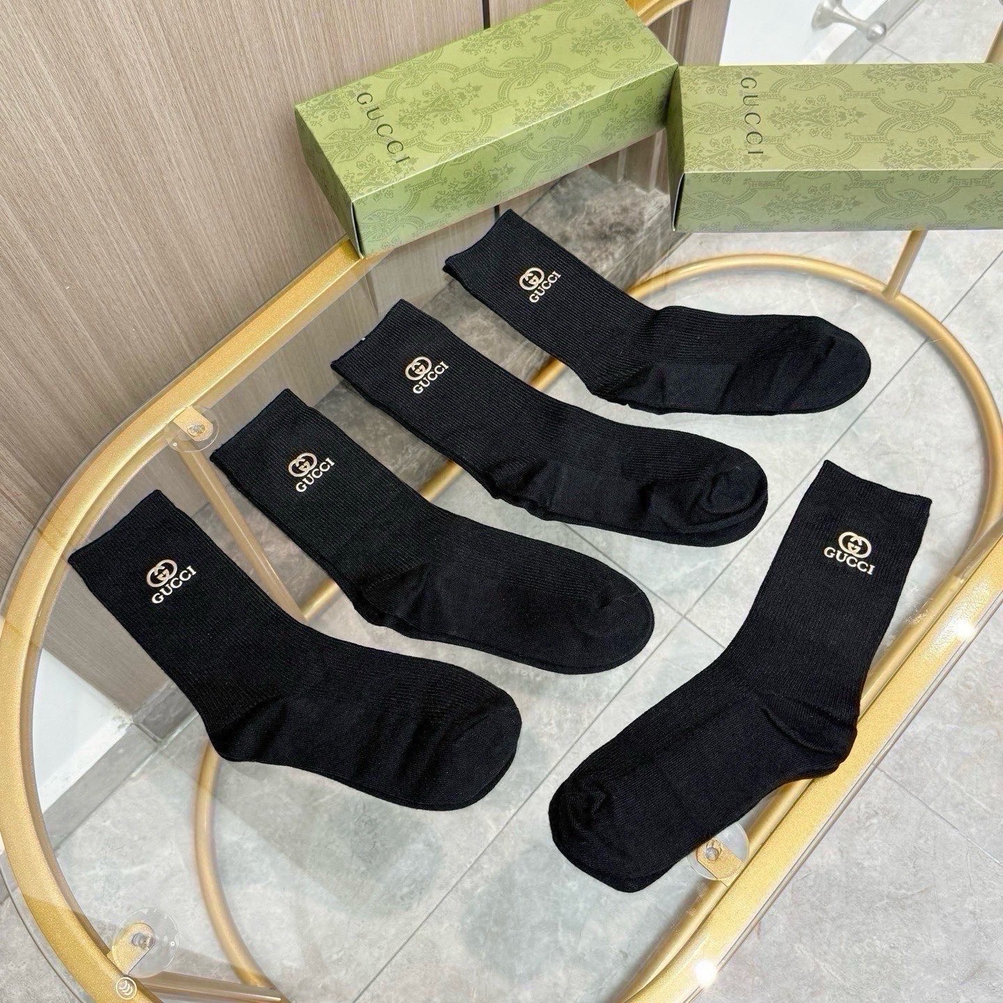 配包装【一盒五双】GUCCI 古奇高版本 ～好看到爆炸 GUCCI 袜子。双针烫印羊绒中筒袜，超软糯。。潮人必不能少的 