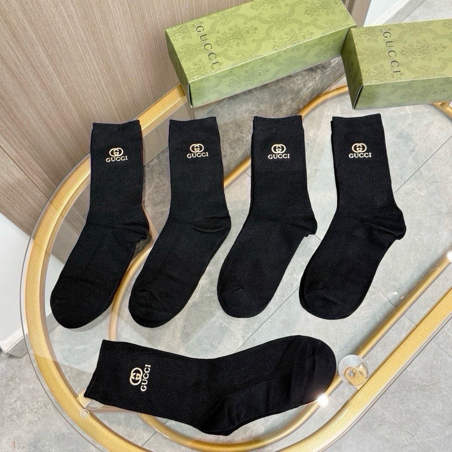 配包装【一盒五双】GUCCI 古奇高版本 ～好看到爆炸 GUCCI 袜子。双针烫印羊绒中筒袜，超软糯。。潮人必不能少的 