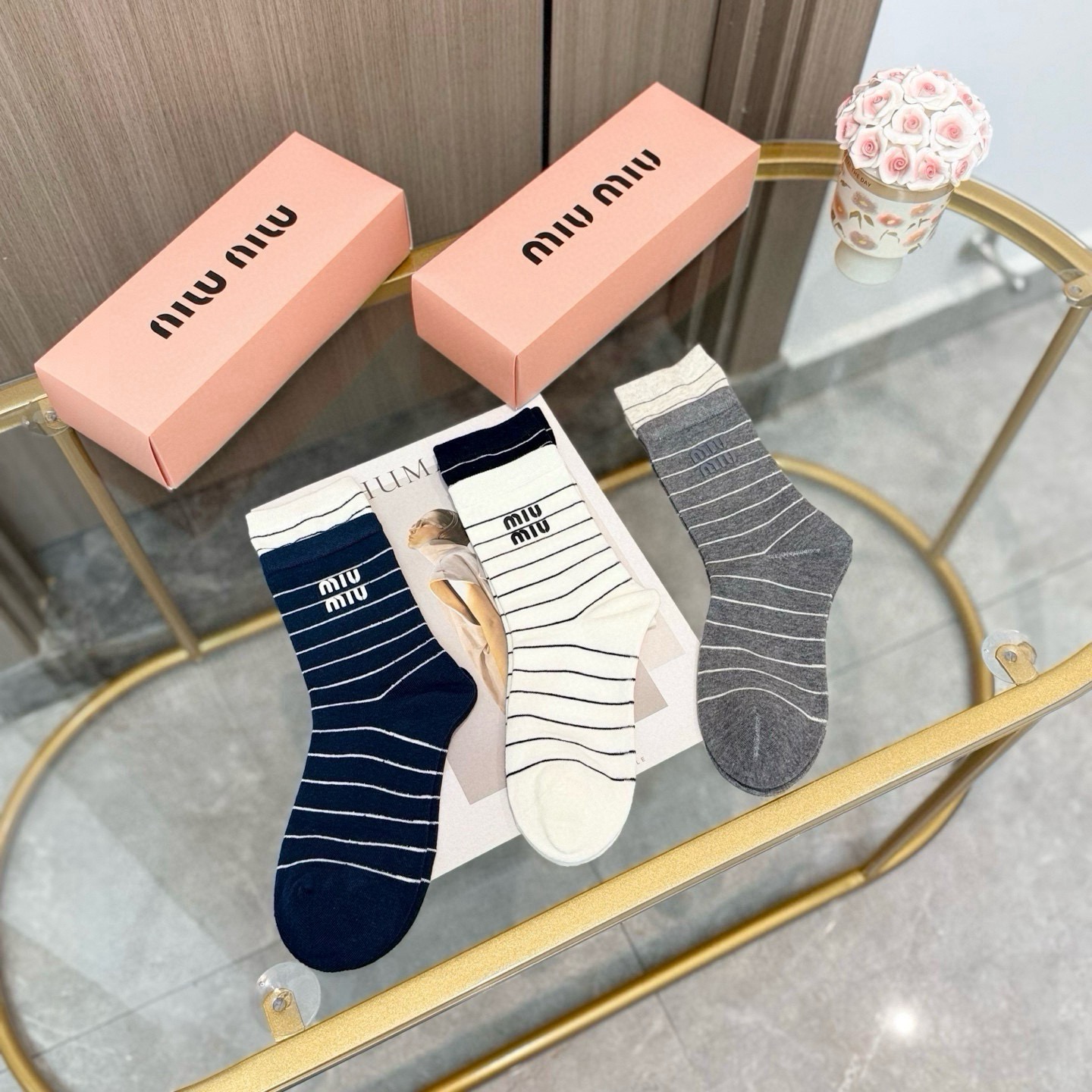 配包装【一盒三双】miumiu · 缪缪❗️高品质。超级爆款网红袜子❗️miu家官网同步饰品字母中筒袜，ins明星网红推