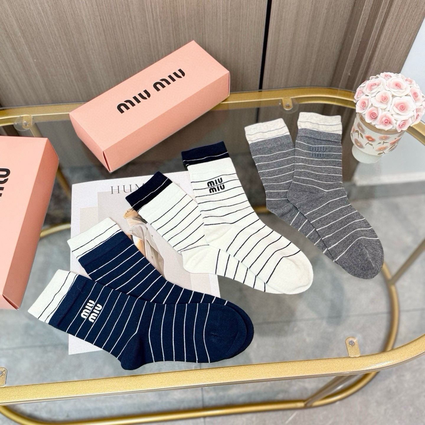配包装【一盒三双】miumiu · 缪缪❗️高品质。超级爆款网红袜子❗️miu家官网同步饰品字母中筒袜，ins明星网红推