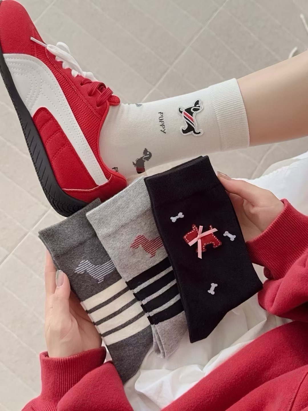 配包装【一盒四双】。THOM BROWNE · 桑姆 布朗尼❗️TB超级爆款网红中筒袜子❗️经典三条杠搭配小狗设计，in