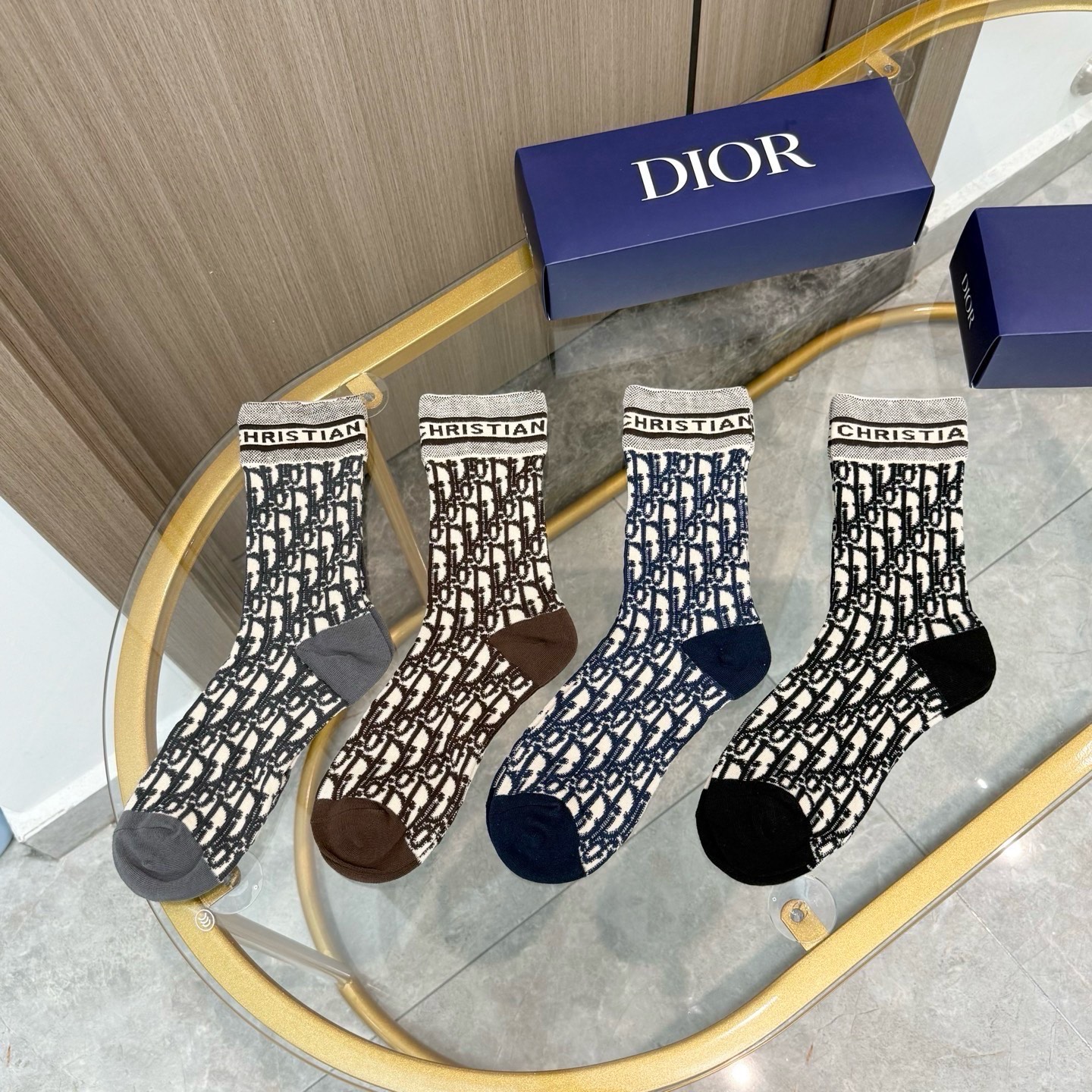 配包装【一盒四双】Dior · 迪奥❗️超级爆款网红袜子❗️D家官网同步提花字母小腿袜，ins明星网红推荐❗️火爆至极。