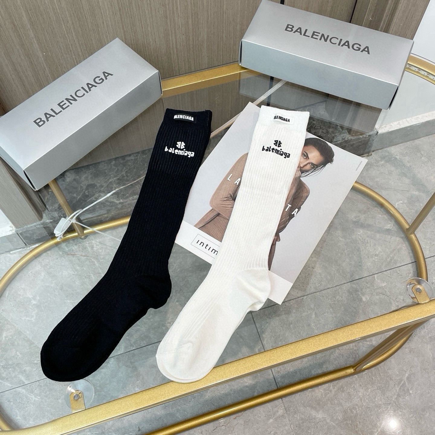 配包装【一盒二双】BALENCIAGA · 巴黎世家 ❗️超级爆款网红袜子 巴黎家官网同步硅胶字母小腿袜，ins明星网红