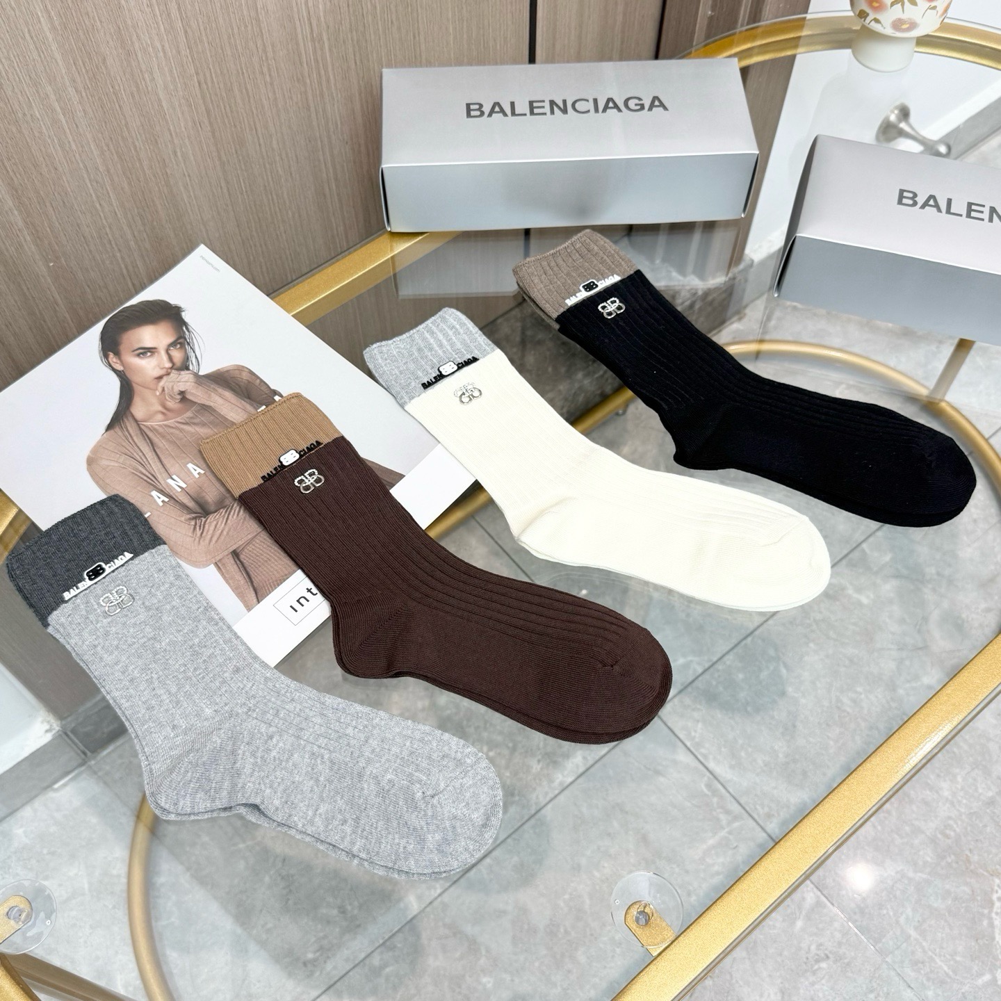 配包装【一盒四双】BALENCIAGA · 巴黎世家 ❗️超级爆款网红袜子 巴黎家官网同步硅胶字母小腿袜，ins明星网红