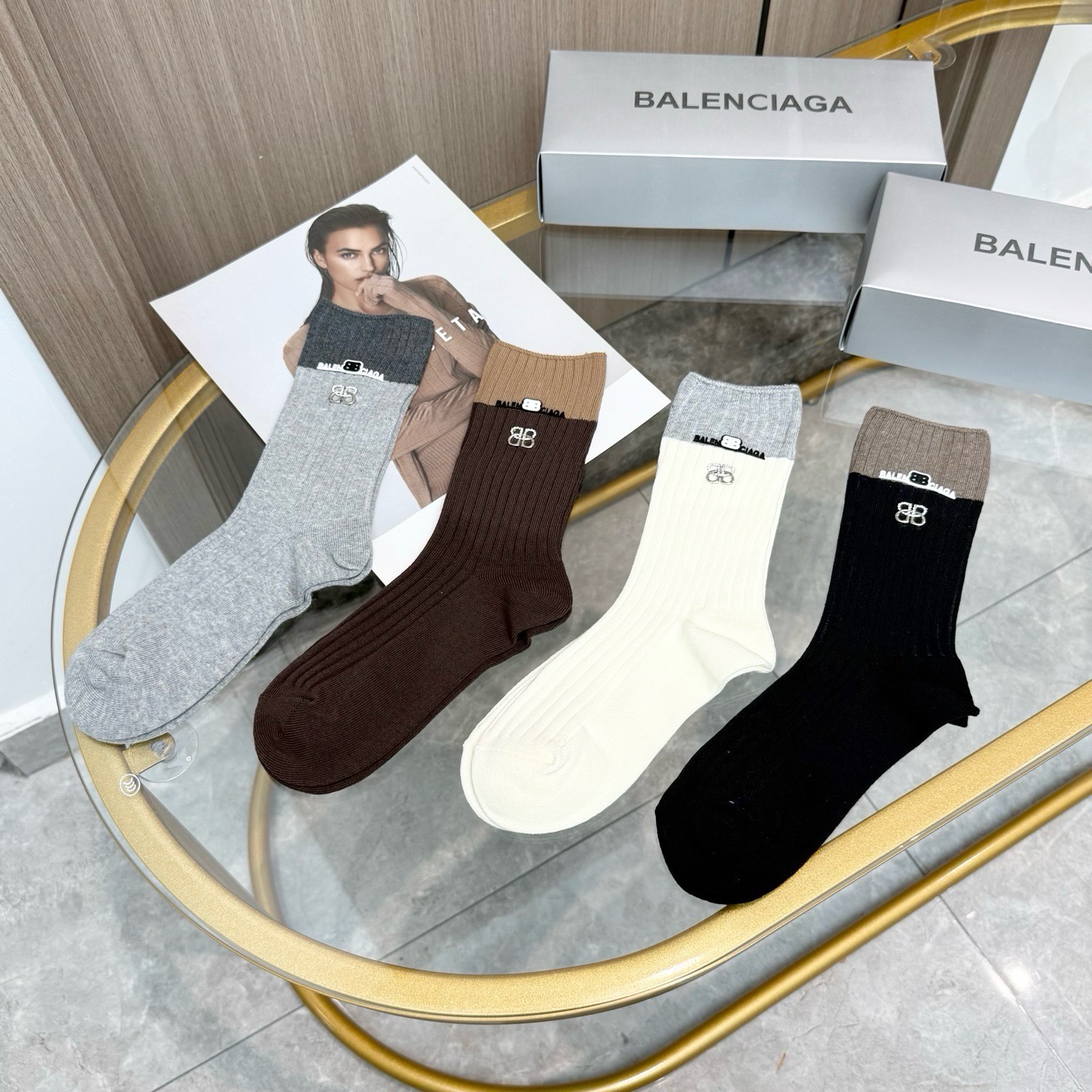 配包装【一盒四双】BALENCIAGA · 巴黎世家 ❗️超级爆款网红袜子 巴黎家官网同步硅胶字母小腿袜，ins明星网红